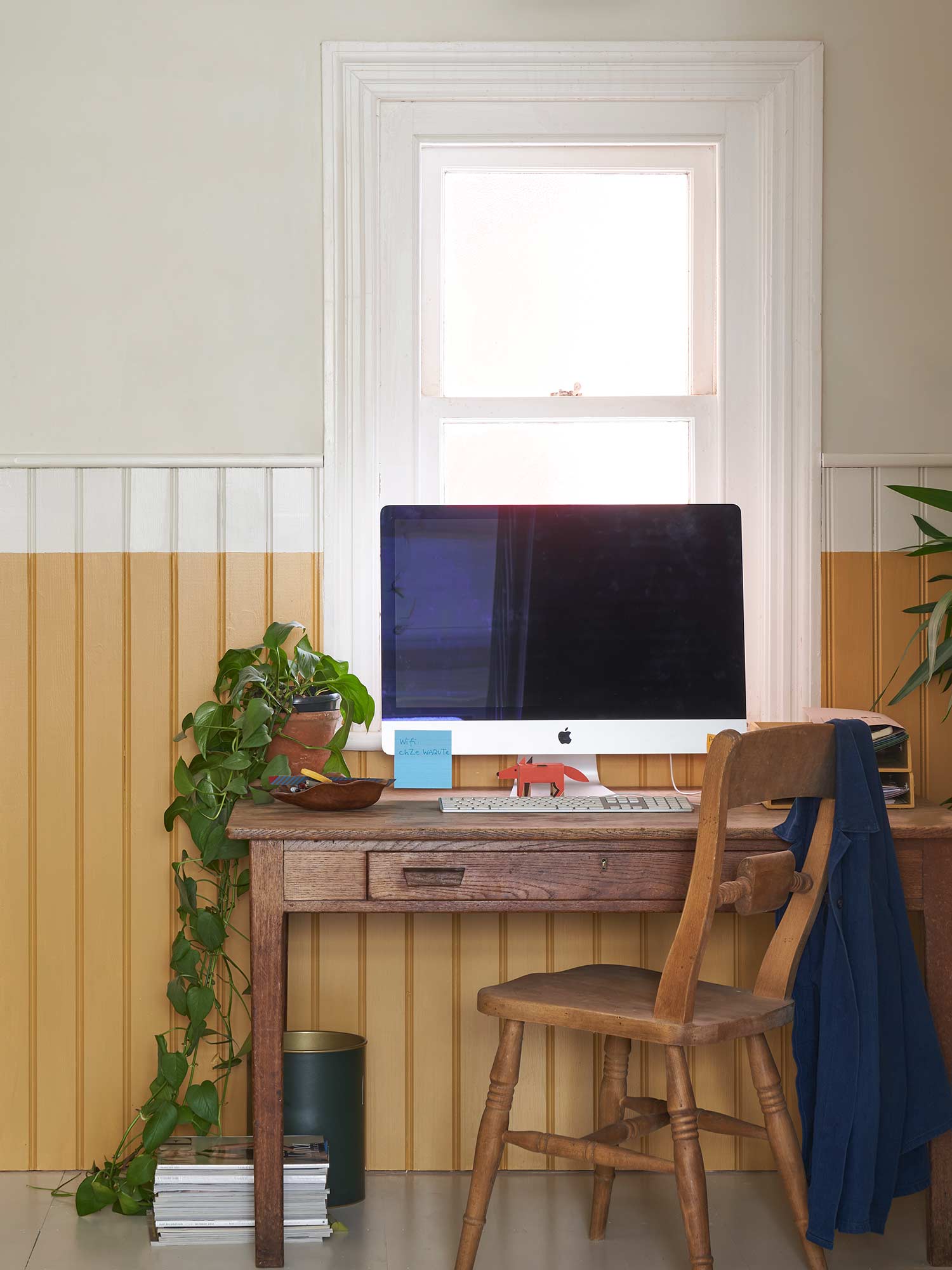 Arbeitszimmer mit School House White No. 291 und India Yellow No. 66 von Farrow and Ball. Helles Off-White kombiniert mit einem kraftvollen Gelb.