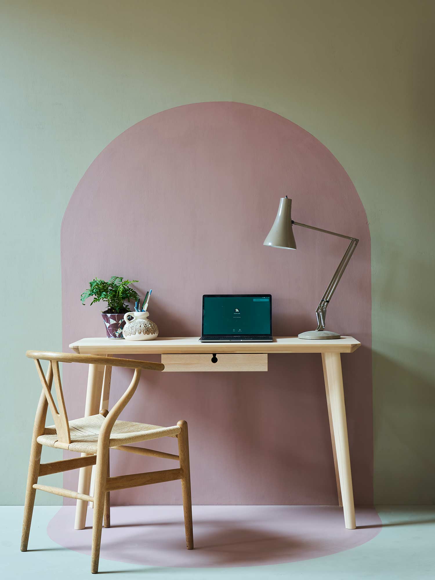 Arbeitszimmer mit Light Gray No. 17 und Sulking Room Pink No. 295 von Farrow and Ball. Ruhiges Steingrau kombiniert mit warmem Puderkrosa.