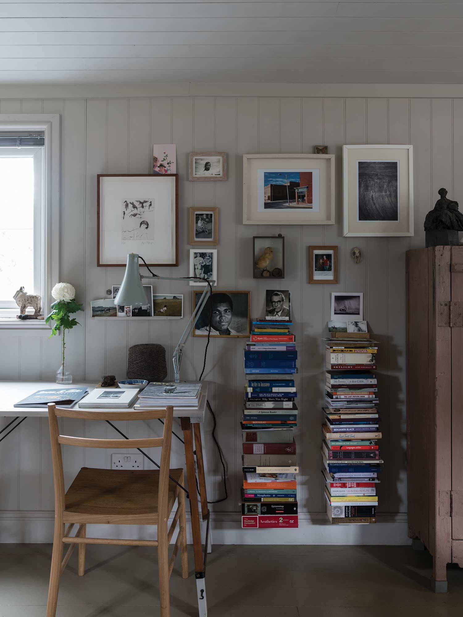Arbeitszimmer mit Purbeck Stone No. 275 von Farrow and Ball. Warmes Steingrau an den Wänden mit natürlichem Lichteinfall.