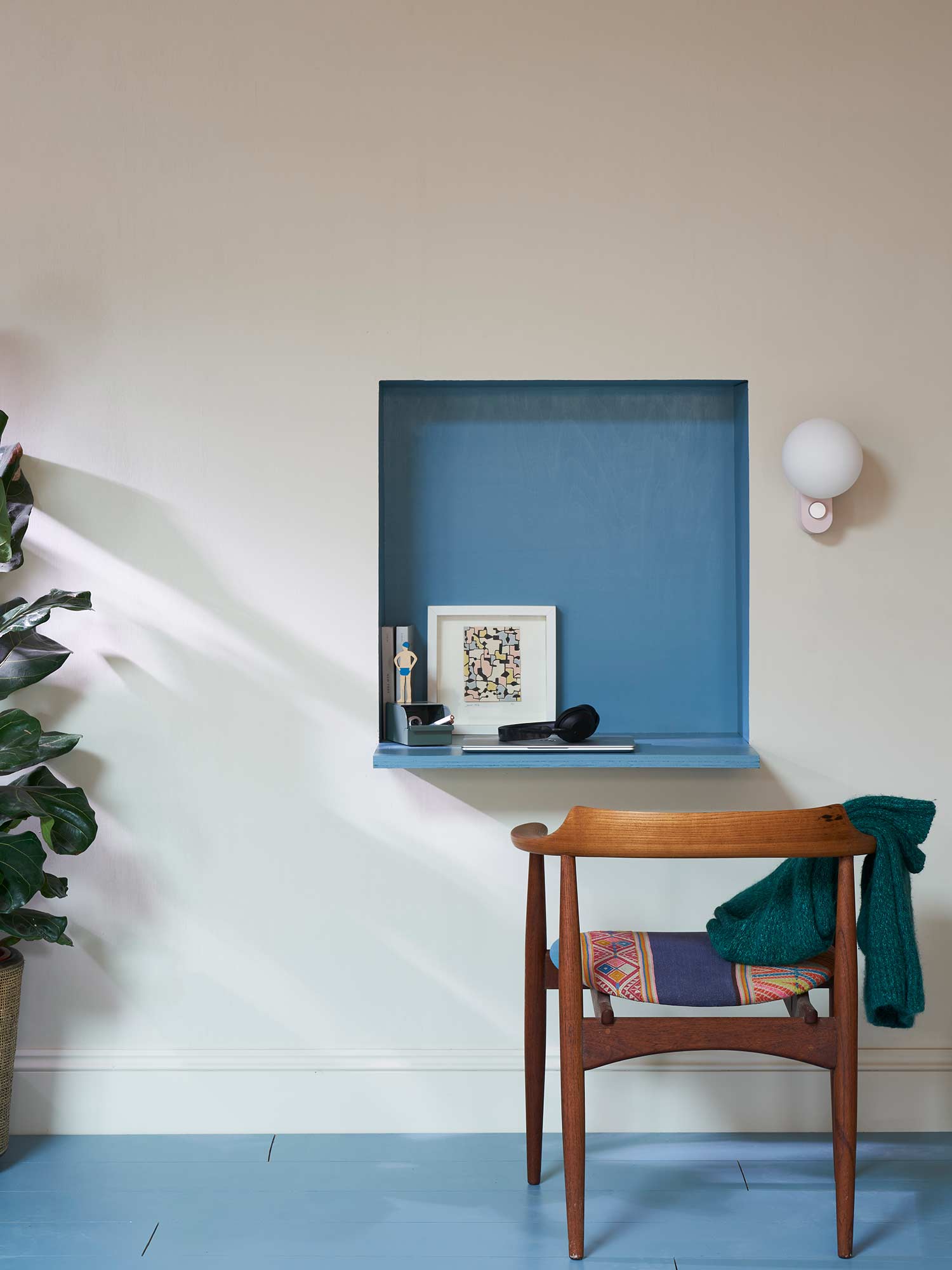 Arbeitszimmer mit Shaded White No. 201 und Cook's Blue No. 237 von Farrow and Ball. Ruhiges Grau-Weiß kombiniert mit kraftvollem Blau.