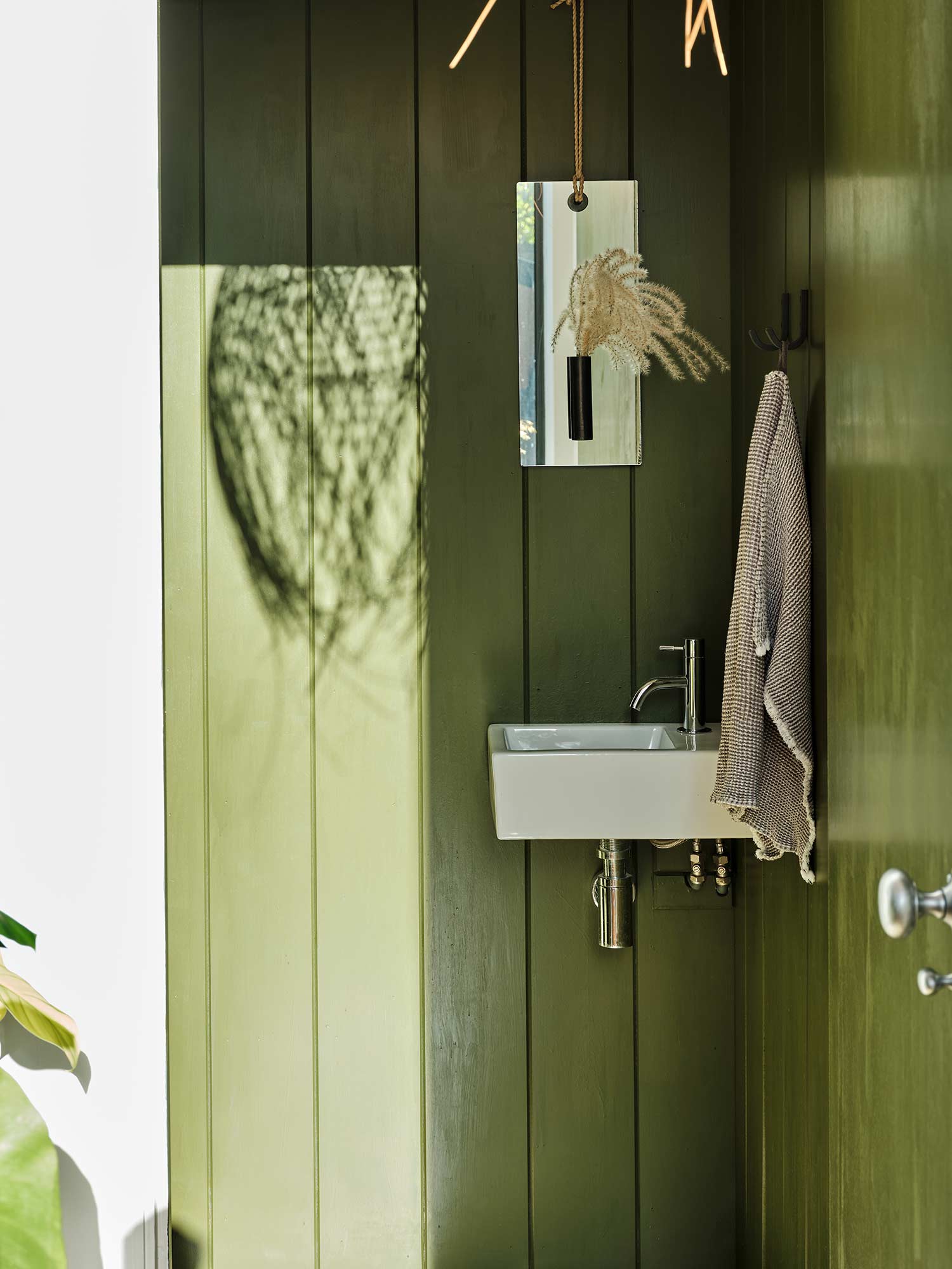 Badezimmer in Bancha von Farrow Ball - beruhigendes Olivgrün für das Badezimmer