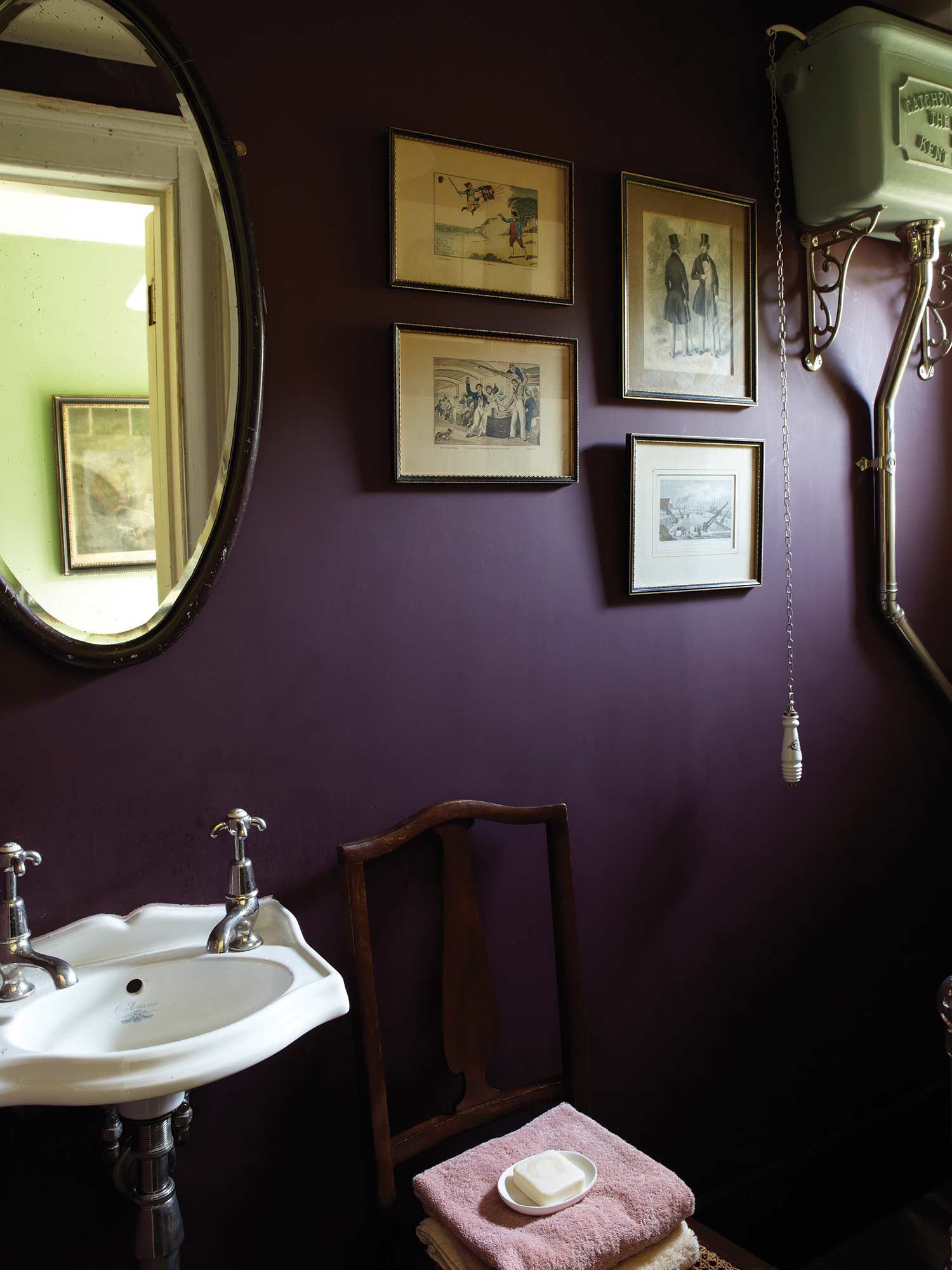 Badezimmer in Brinjal von Farrow Ball - luxuriöse Auberginenfarbe