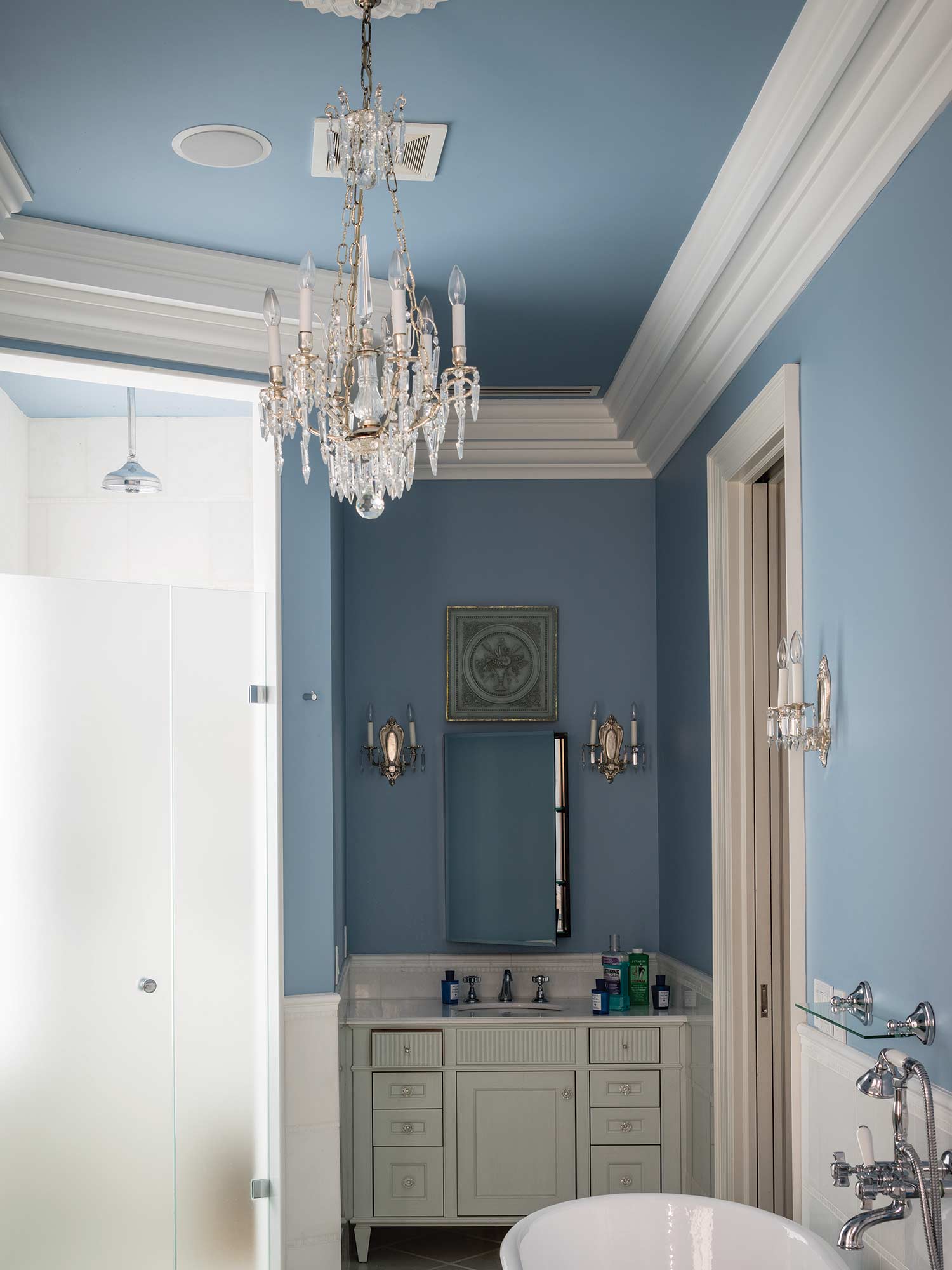 Badezimmer in Lulworth Blue von Farrow Ball - sanftes Blaugrau für entspannte Atmosphäre