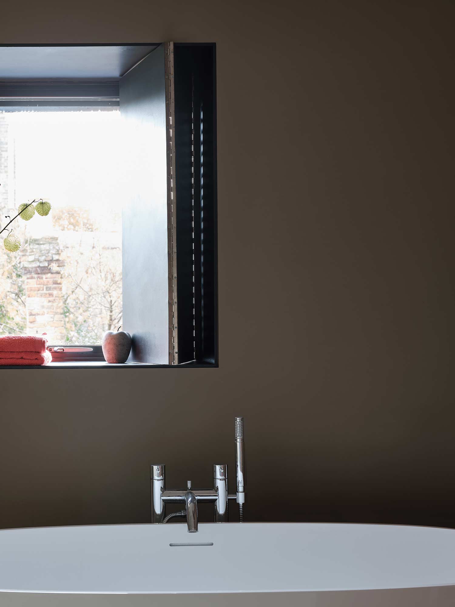 Badezimmer in Mouse's Back von Farrow Ball - sophistication durch warme Grautöne
