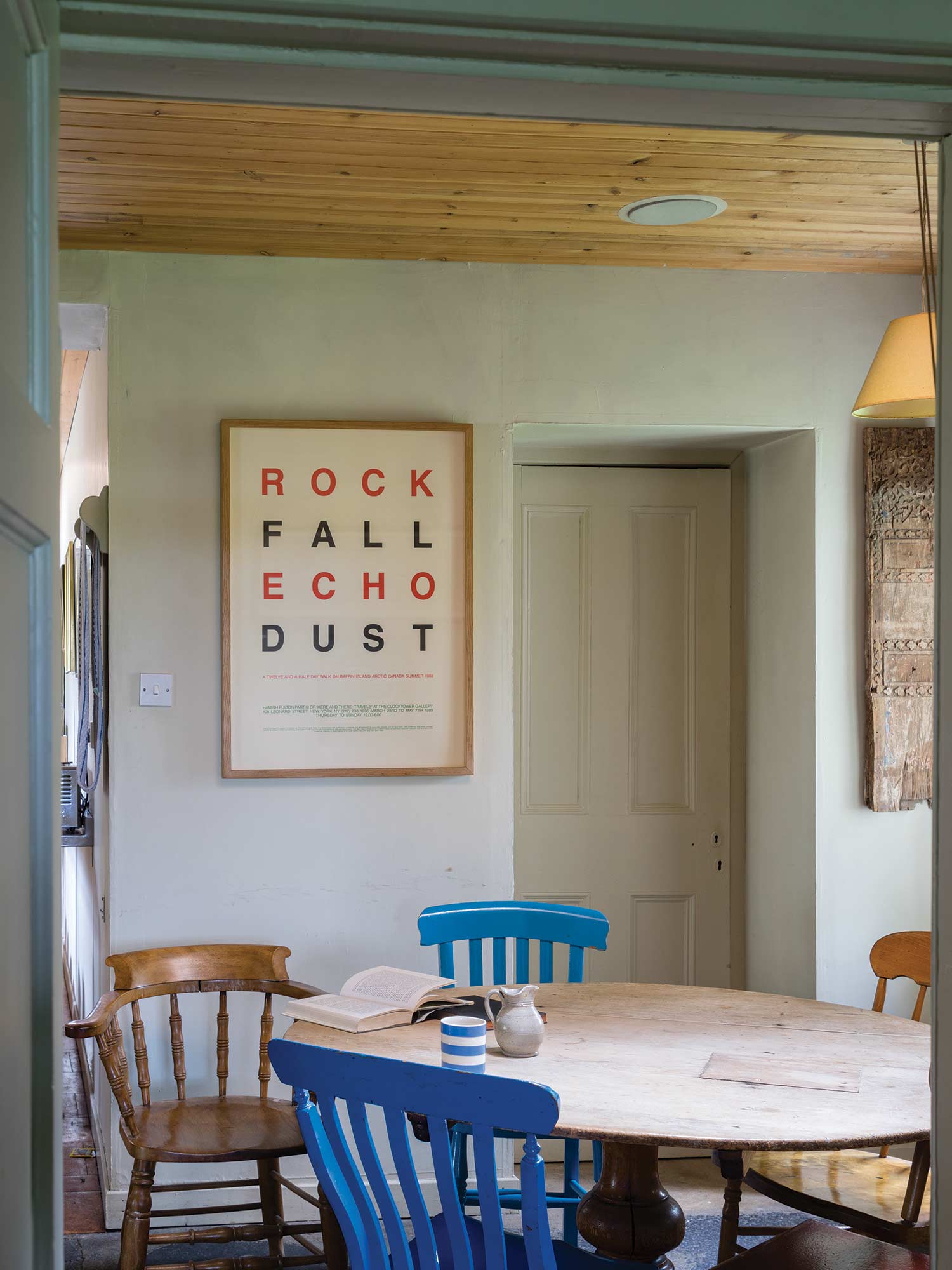Esszimmer mit Off-White No. 3 von Farrow und Ball. Warmes Weiß an den Wänden mit Holzdecke und bunten Stühlen.