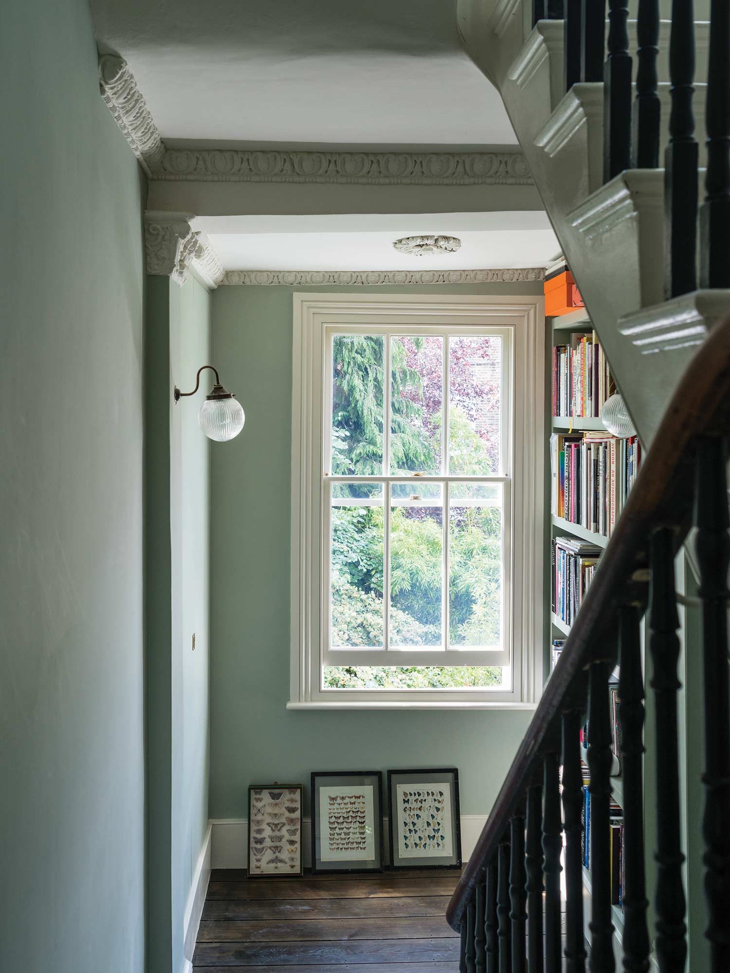 Flur mit Blue Gray No. 91 von Farrow & Ball. Gedämpftes Blaugrau an den Wänden mit wechselndem Licht.