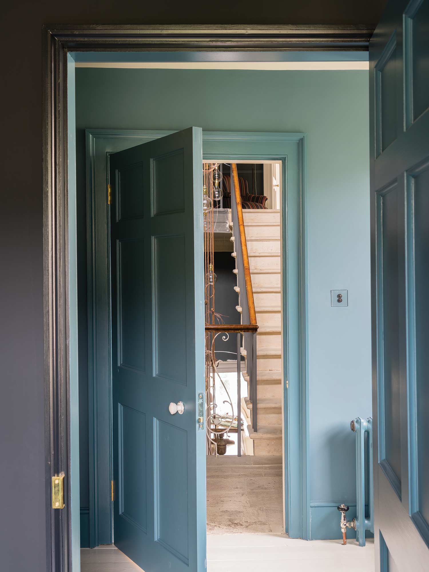 Flur mit Oval Room Blue No. 85 von Farrow und Ball. Dunkles historisches Blau an den Wänden.