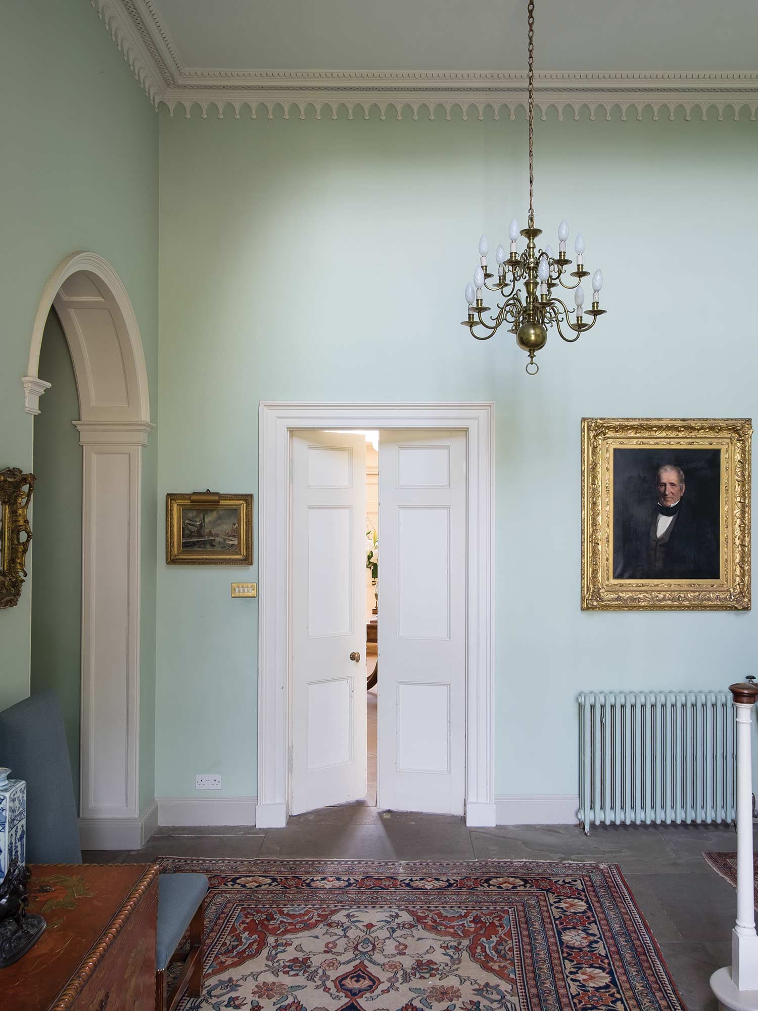 Flur mit Teresa's Green No. 236 von Farrow & Ball. Frisches Aquagrün an den Wänden.