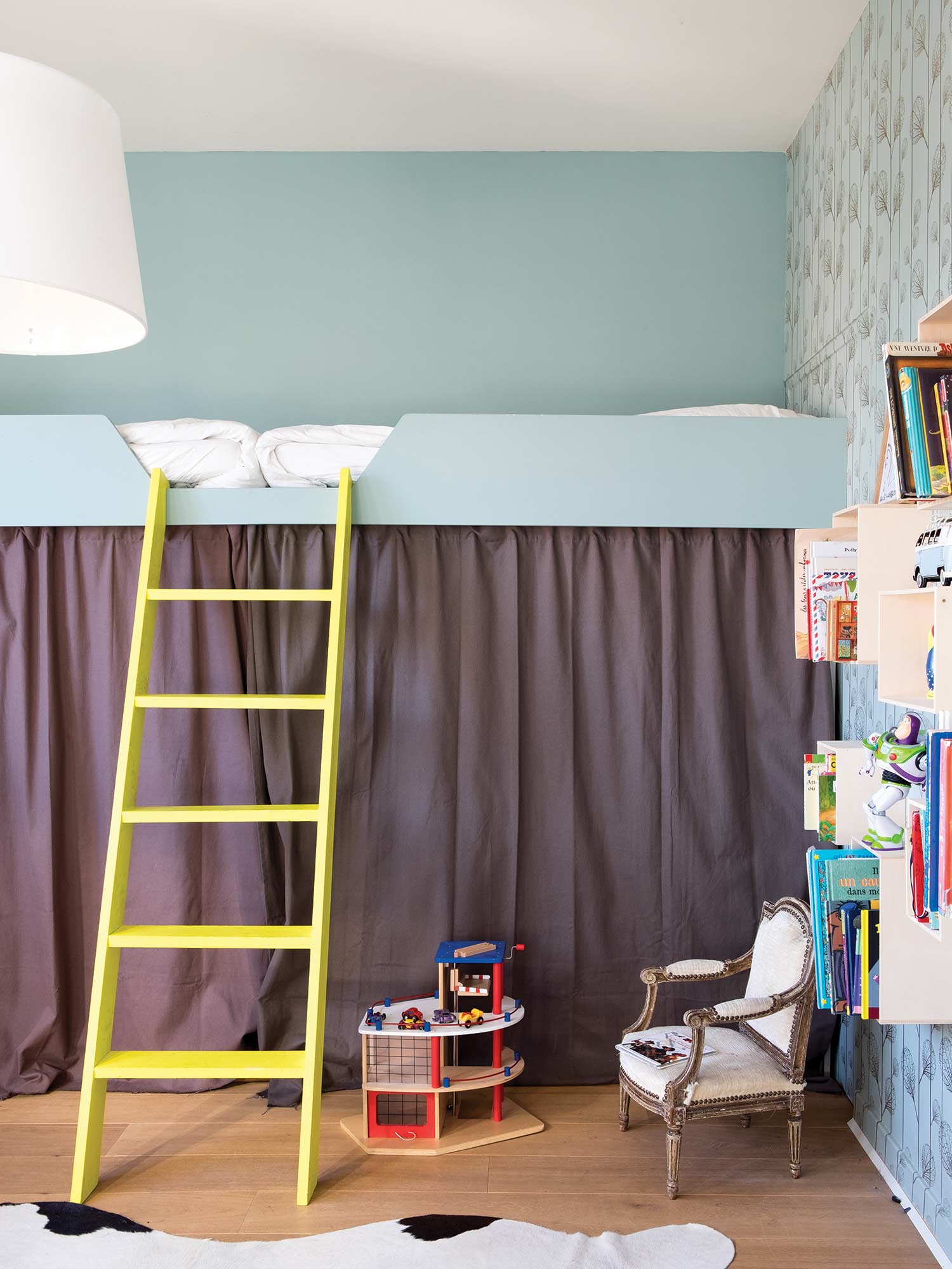 Kinderzimmer mit Dix Blue No. 82 von Farrow & Ball. Gedämpftes Blau an Wänden und Hochbett mit Farrow und Ball Tapete.