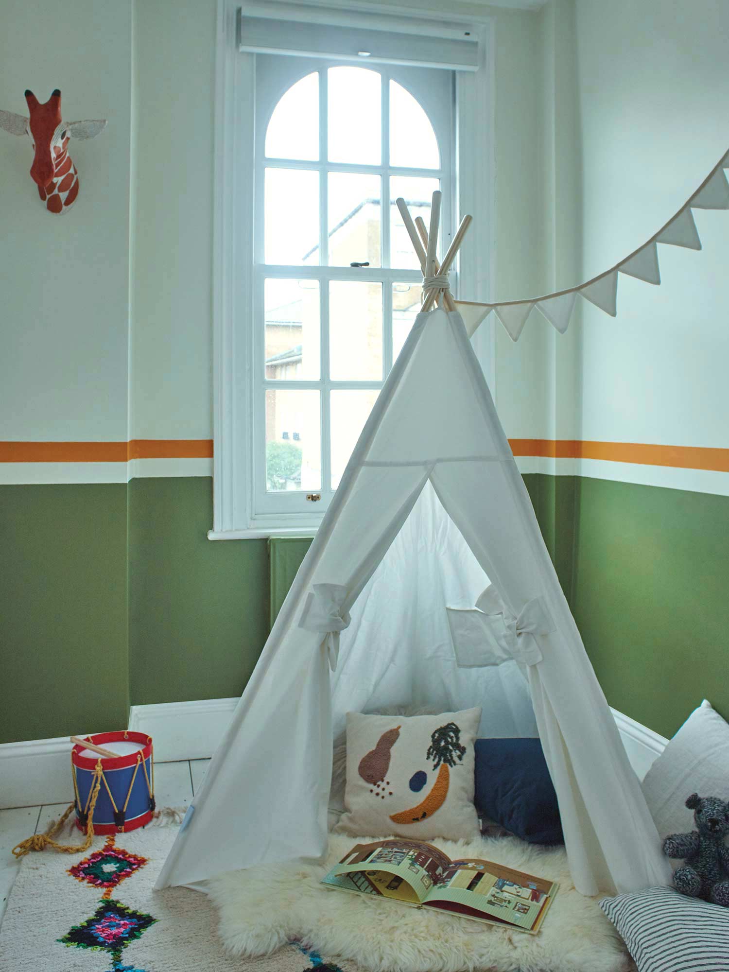 Kinderzimmer mit James White No. 2010 oben und Sap Green No. 199 unten von Farrow & Ball. Helles Grünweiß und Olivgrün mit weißem Tipi.