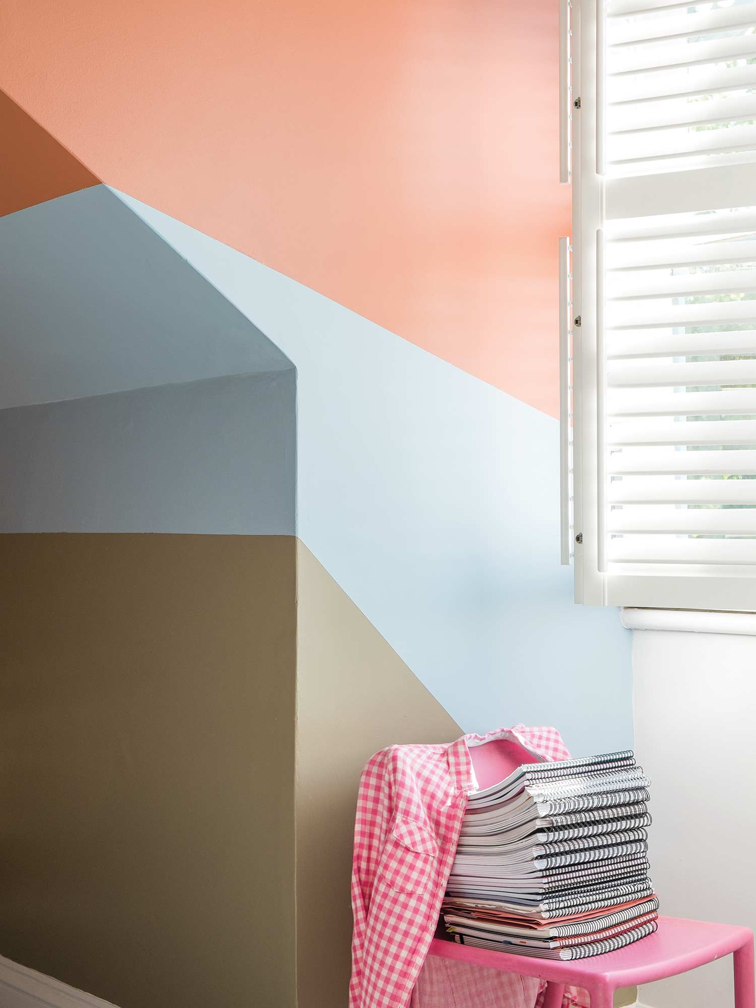 Kinderzimmer mit Red Earth No. 64, Lulworth Blue No. 89 und Mouse's Back No. 40 von Farrow & Ball. Drei Farbtöne an einer Wand.