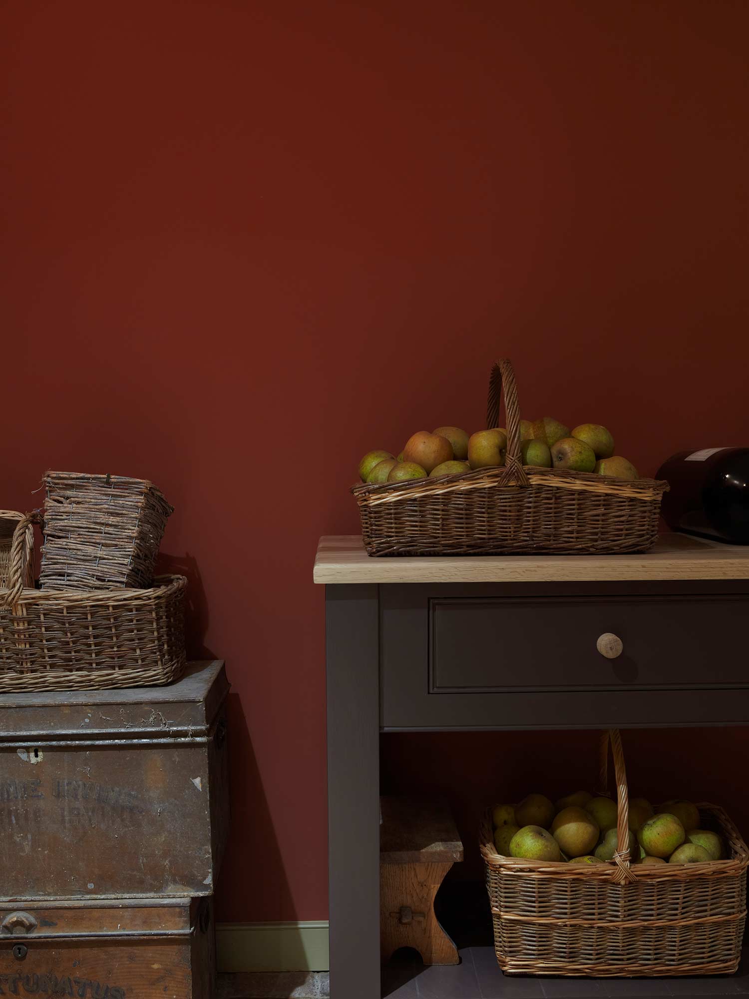 Küchenwand mit Picture Gallery Red von Farrow & Ball