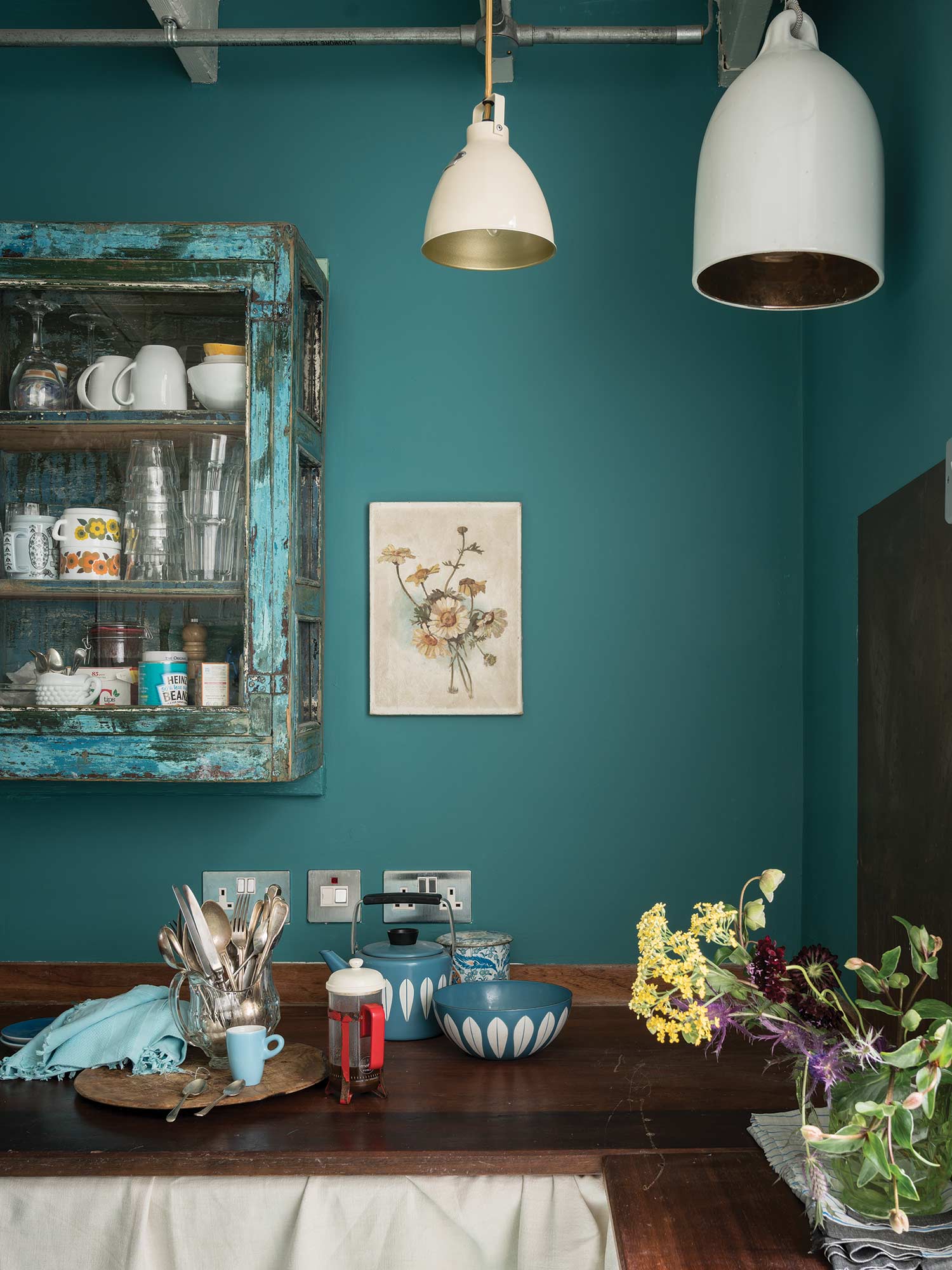 Vardo von Farrow & Ball schafft eine starke Atmosphäre in der Küche