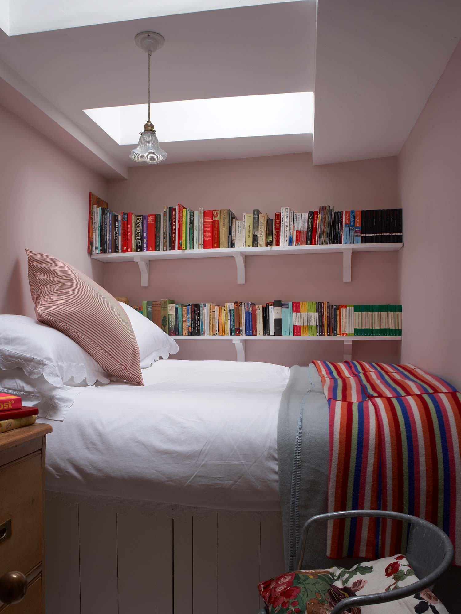 Schlafzimmer gestrichen mit Calamine von Farrow and Ball