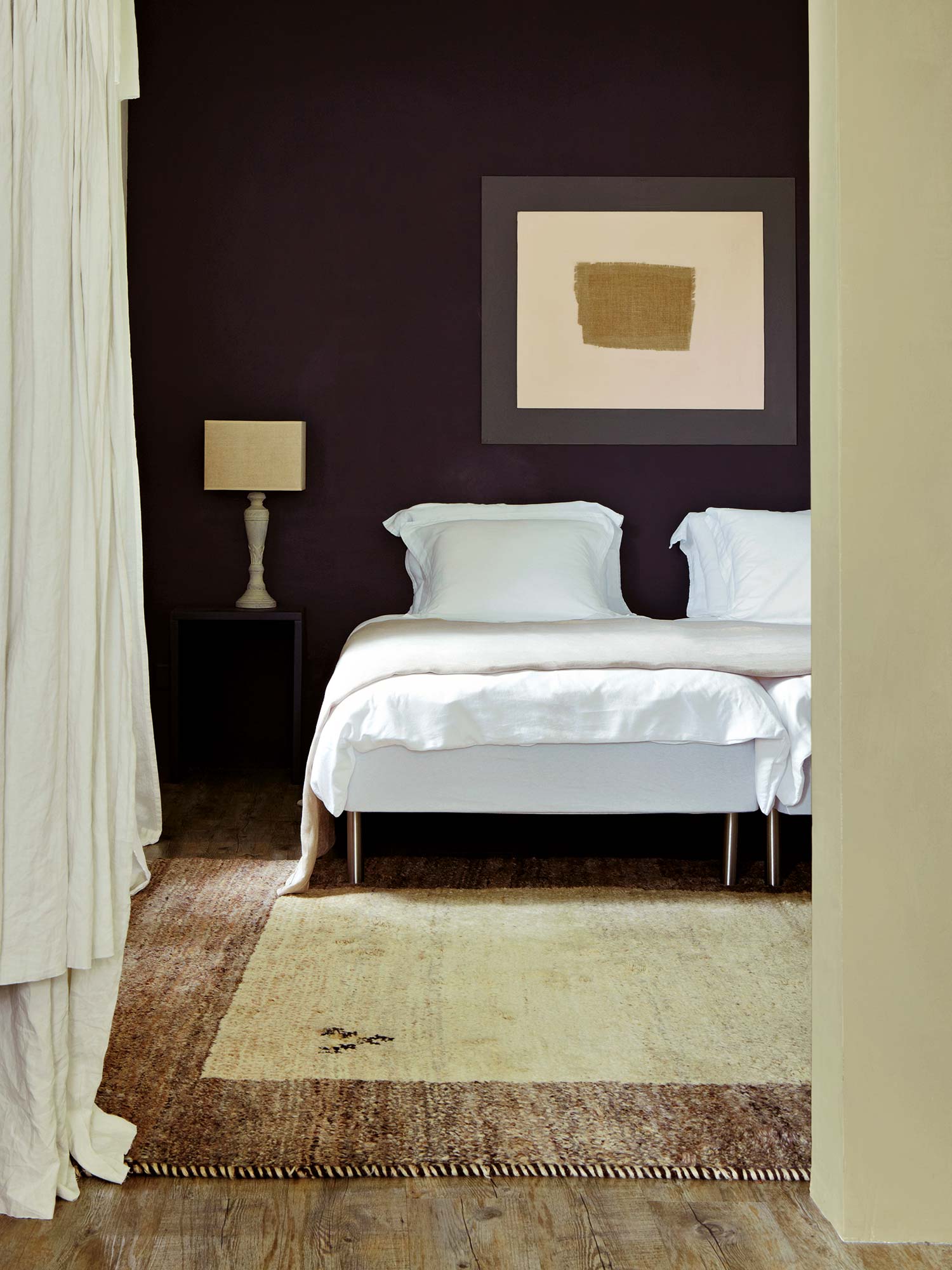 Schlafzimmer gestrichen mit Down Pipe und Elephant´s Breath von Farrow und Ball
