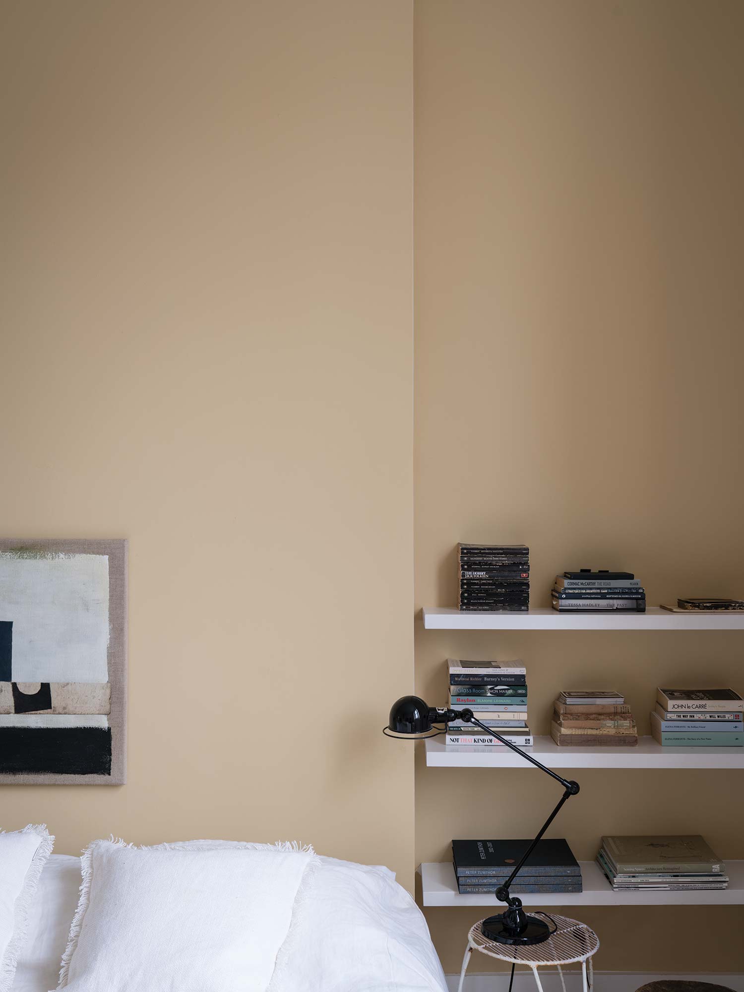 Schlafzimmer gestrichen mit Hay von Farrow and Ball