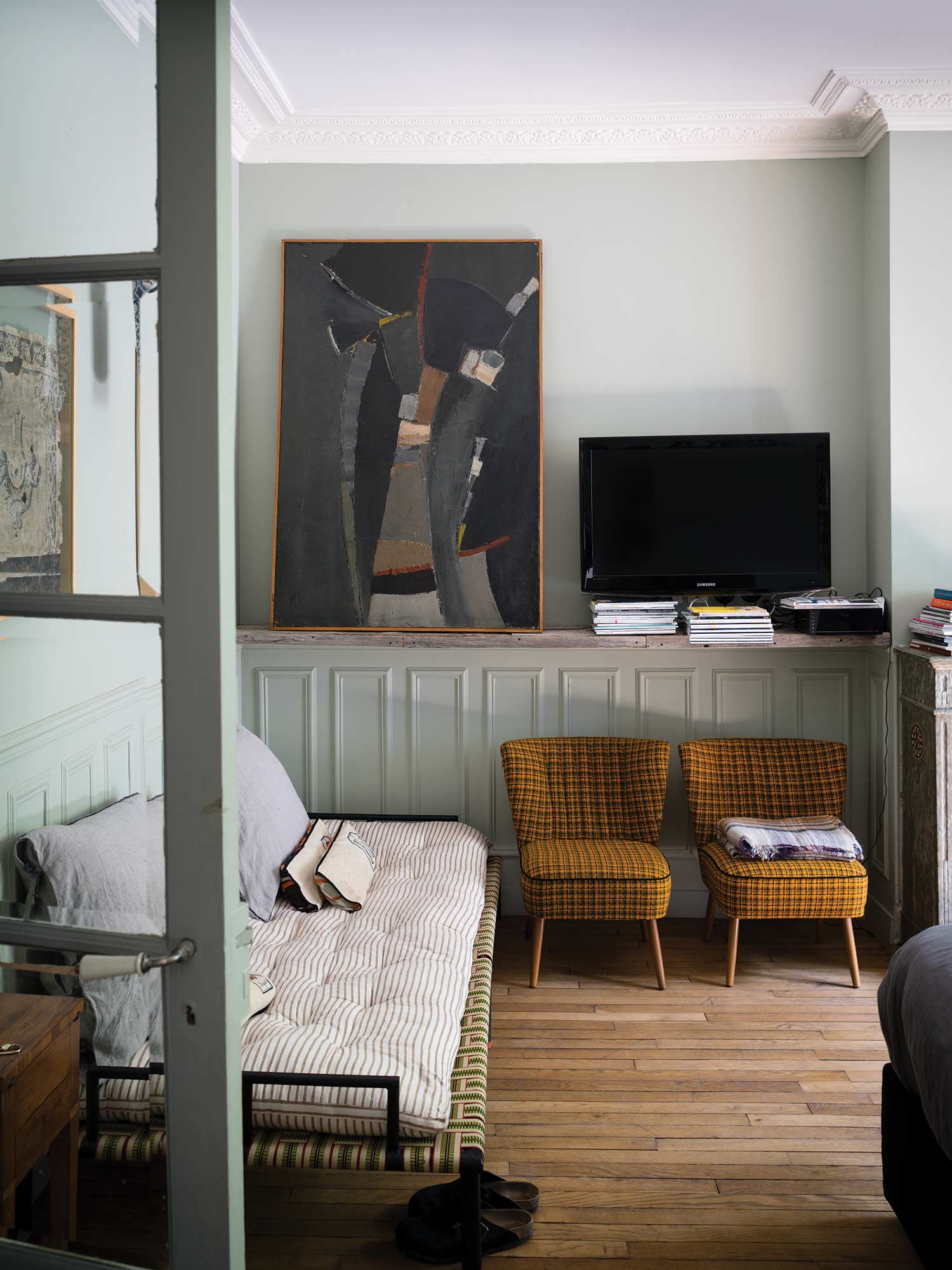 Wohnzimmer mit French Gray No. 18 von Farrow and Ball. Gedämpftes Graugrün an den Wänden mit natürlichem Lichteinfall.