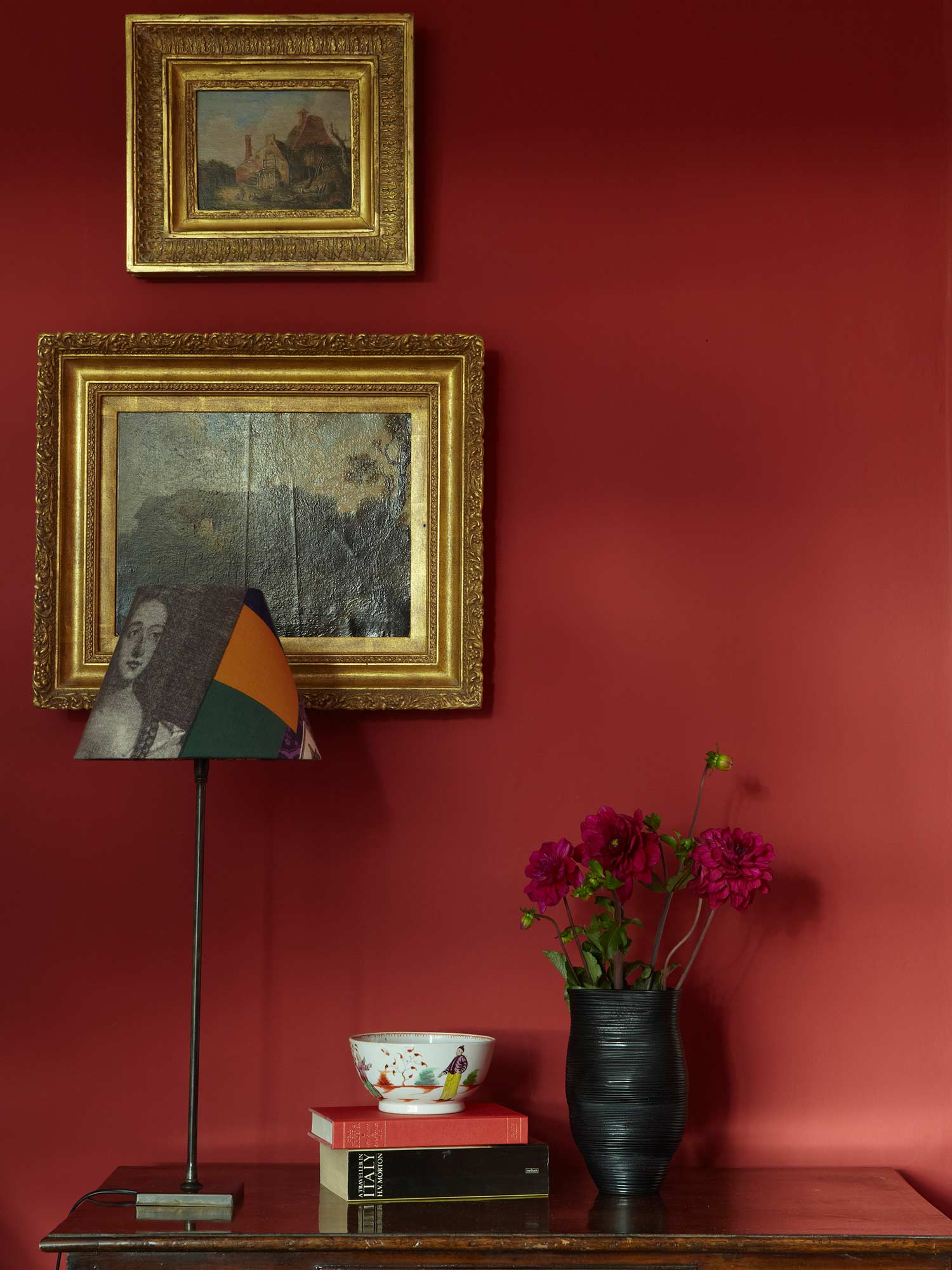 Wohnzimmer mit Incarnadine No. 248 von Farrow and Ball. Intensives Purpurrot an den Wänden.
