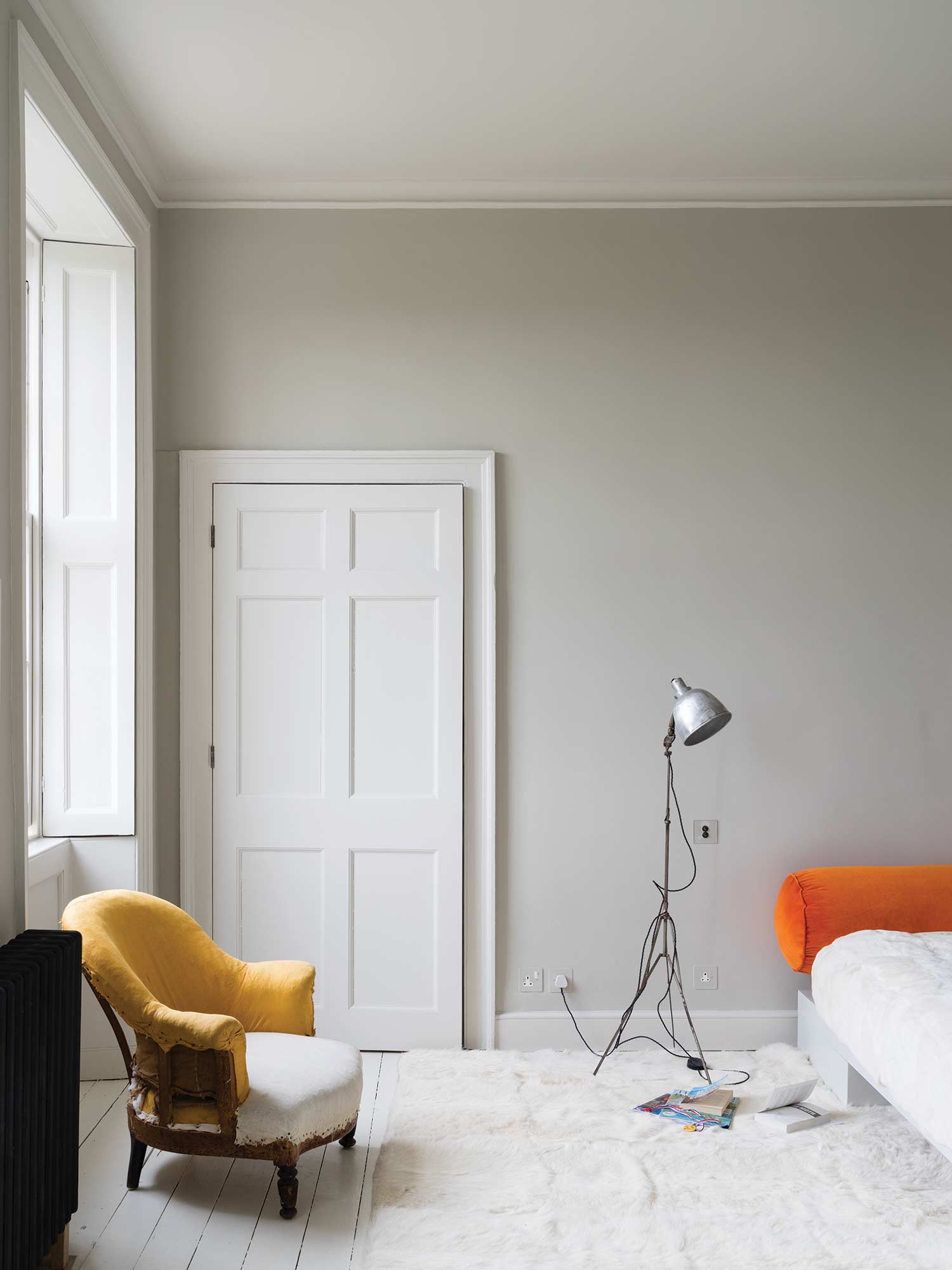Wohnzimmer mit Skimming Stone No. 241 von Farrow and Ball. Steiniges Off-White an den Wänden mit natürlichem Lichteinfall.