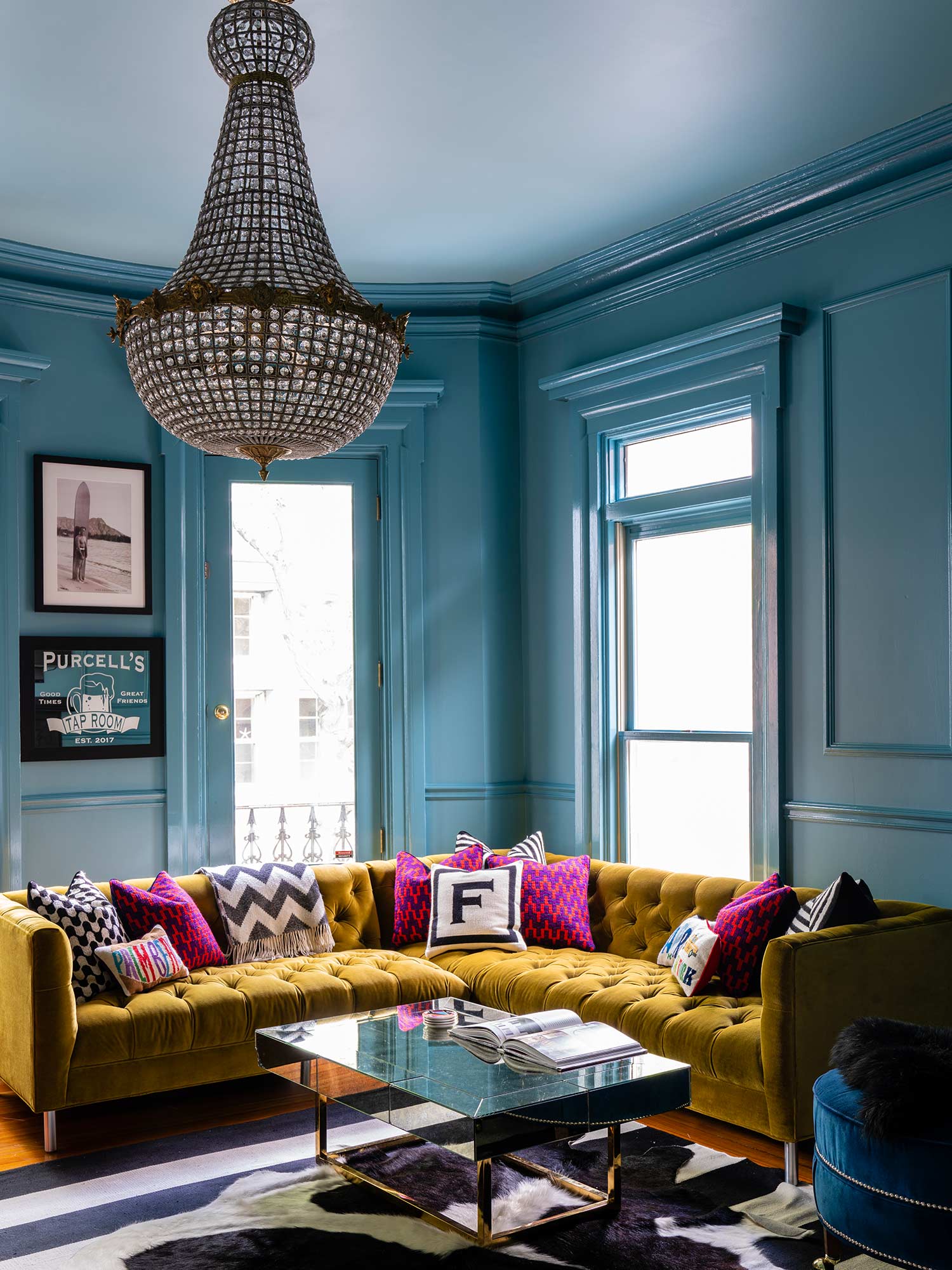 Wohnzimmer mit Stone Blue No. 86 von Farrow and Ball. Sattes historisches Blau an den Wänden.