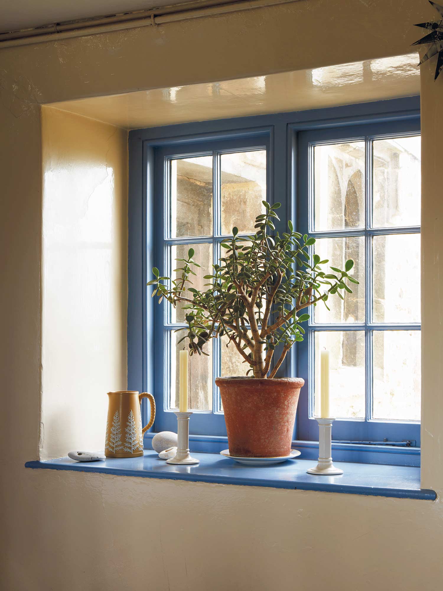 Wohnzimmer mit String No. 8 und Cook's Blue No. 237 von Farrow and Ball. Kontrast zwischen warmem Erdton und sattem Mittelblau.