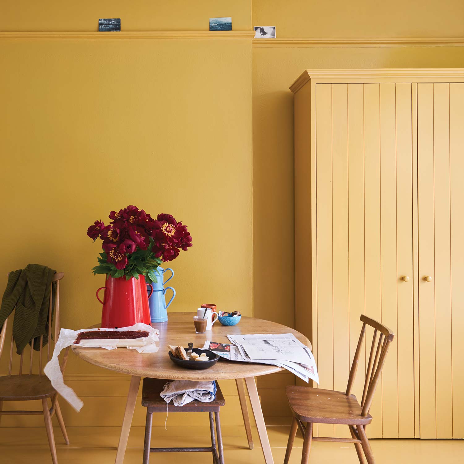 Ein sonniges Esszimmer mit der Wandfarbe India Yellow von Farrow & Ball