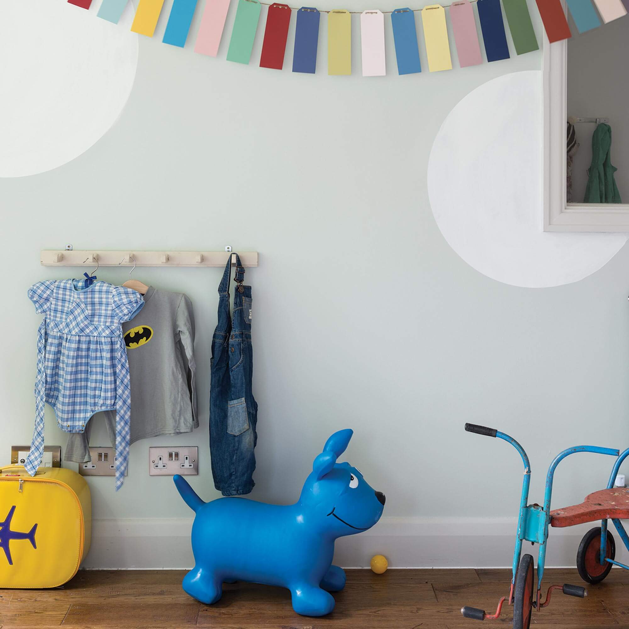 farrow & ball pale powder 204 als wandfarbe im kinderzimmer