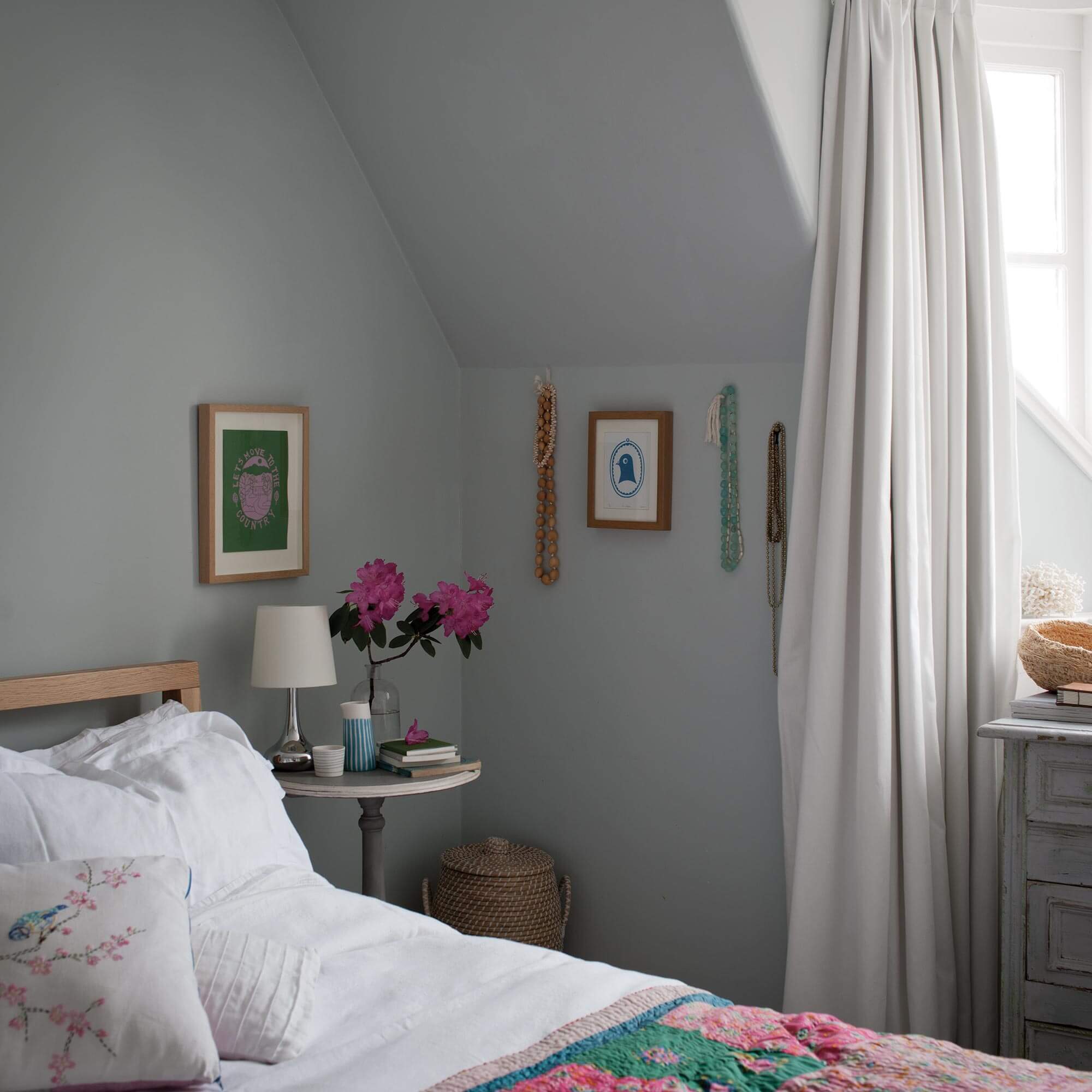 farrow & ball light blue 22 als wandfarbe im schlafzimmer