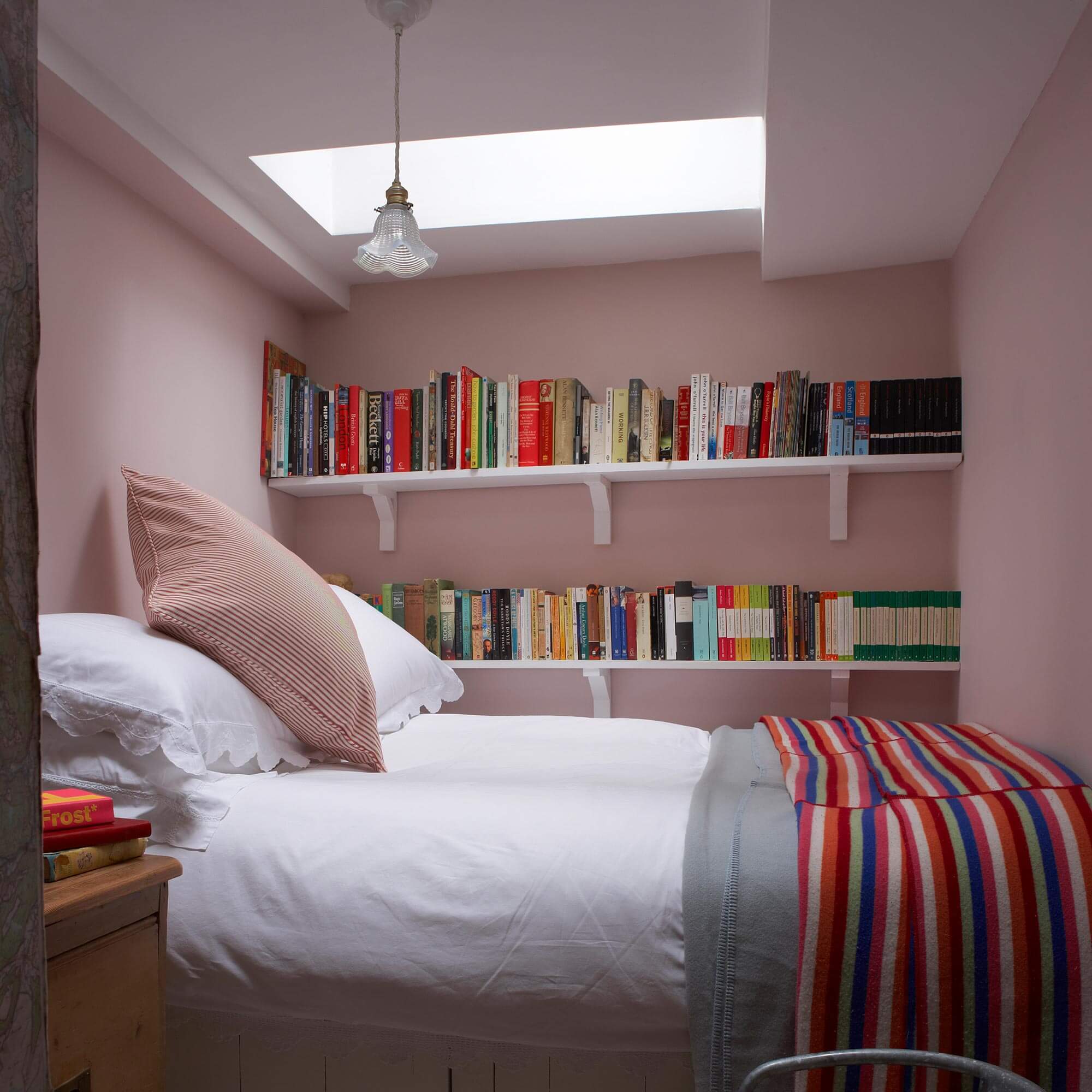 farrow & ball calamine 230 im schlafzimmer