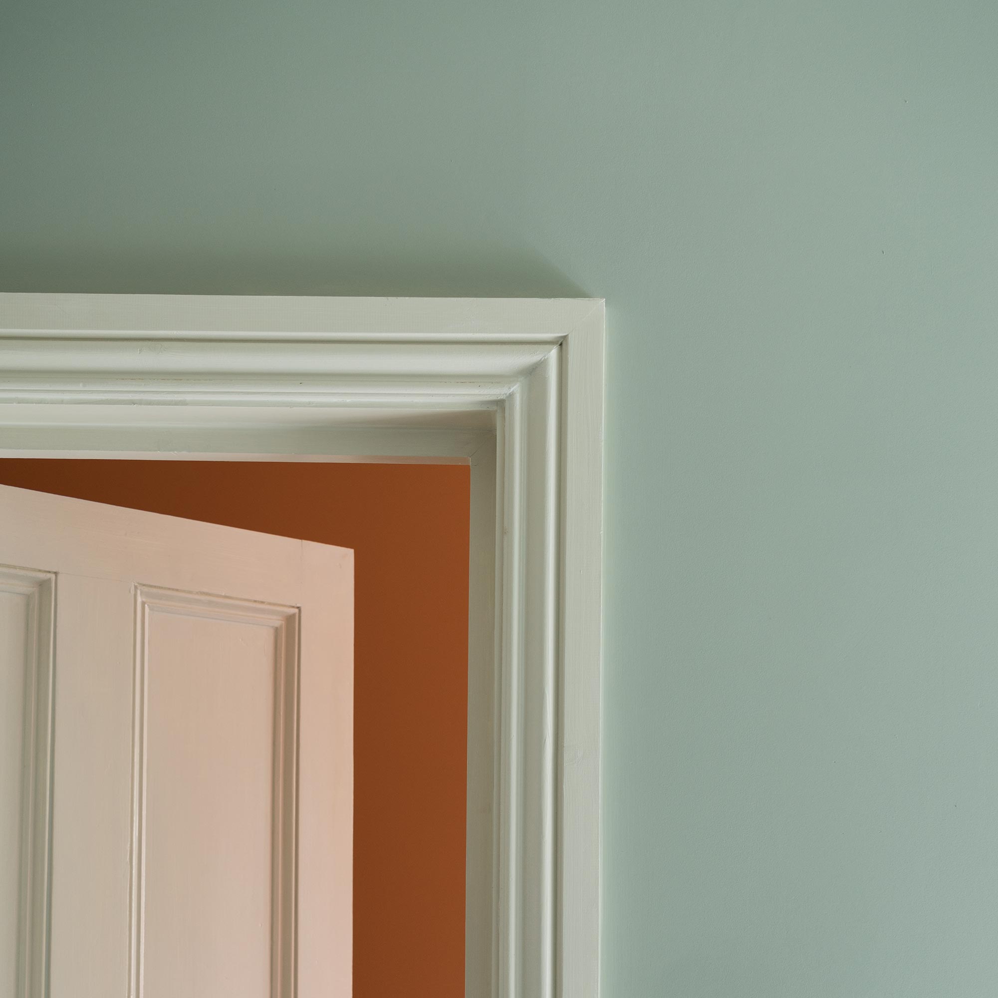 farrow & ball teresa´s green 236 als wandfarbe und farbe für türrahmen