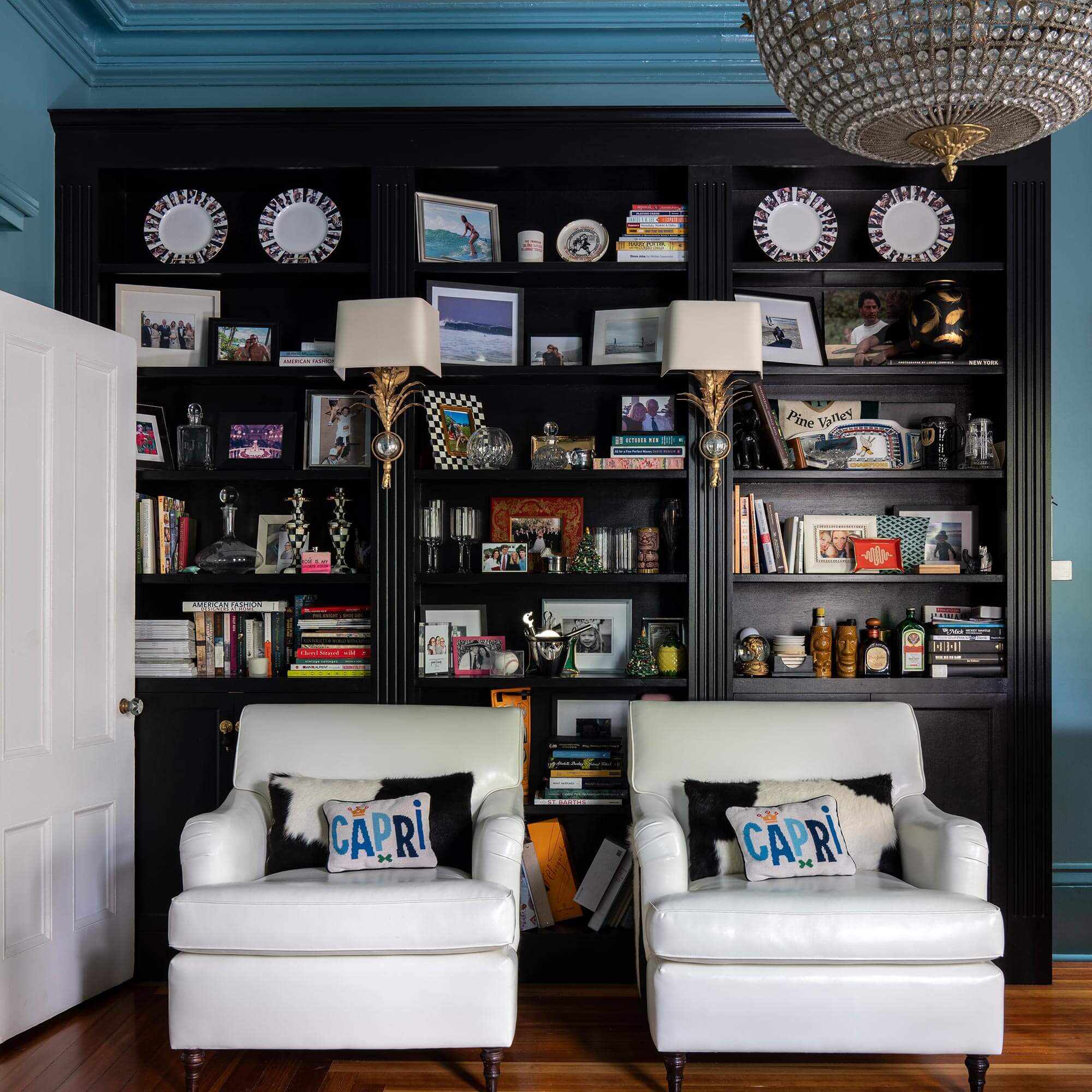 farrow & ball pitch black 256 als farbe für ein holzregal