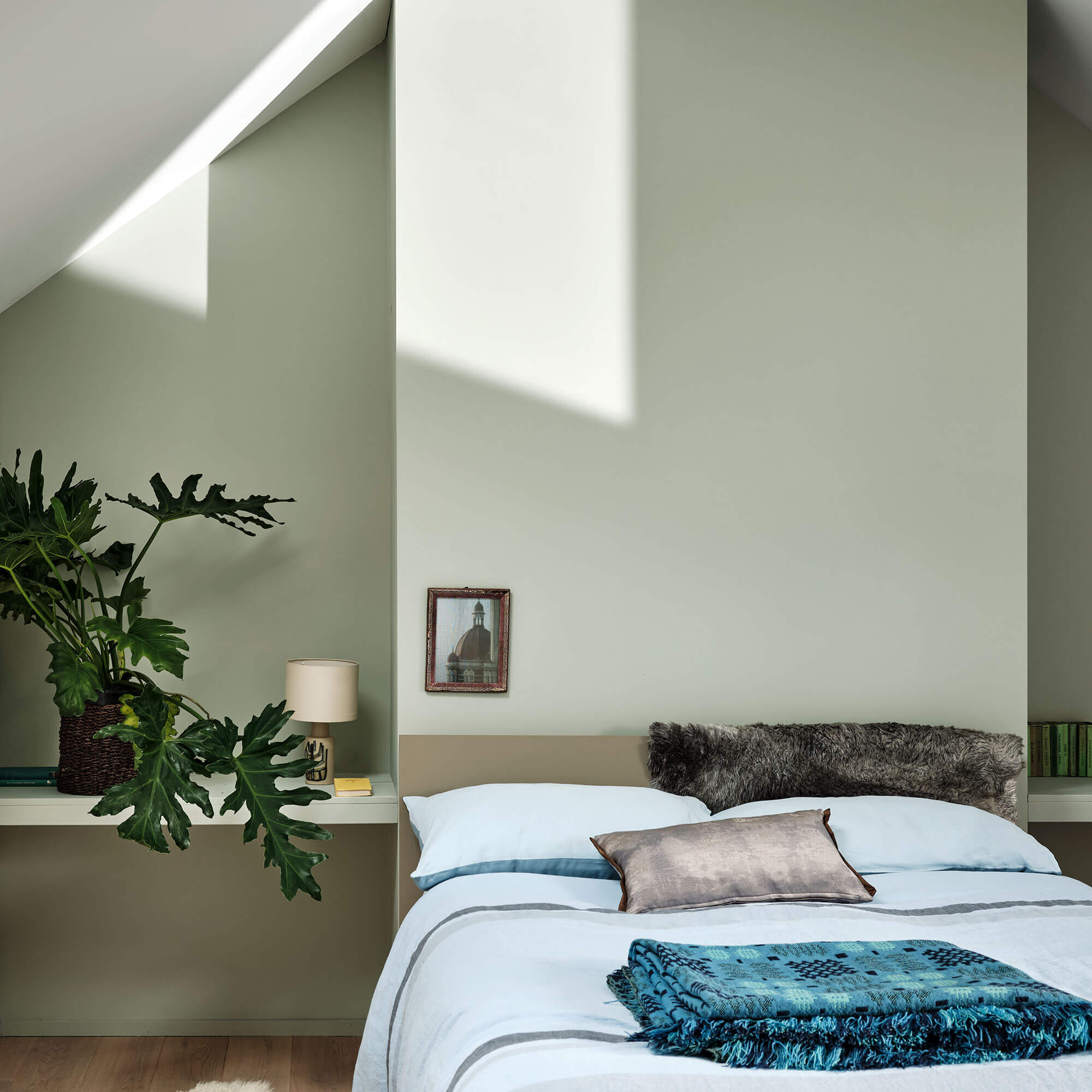 farrow & ball mizzle 266 im schlafzimmer