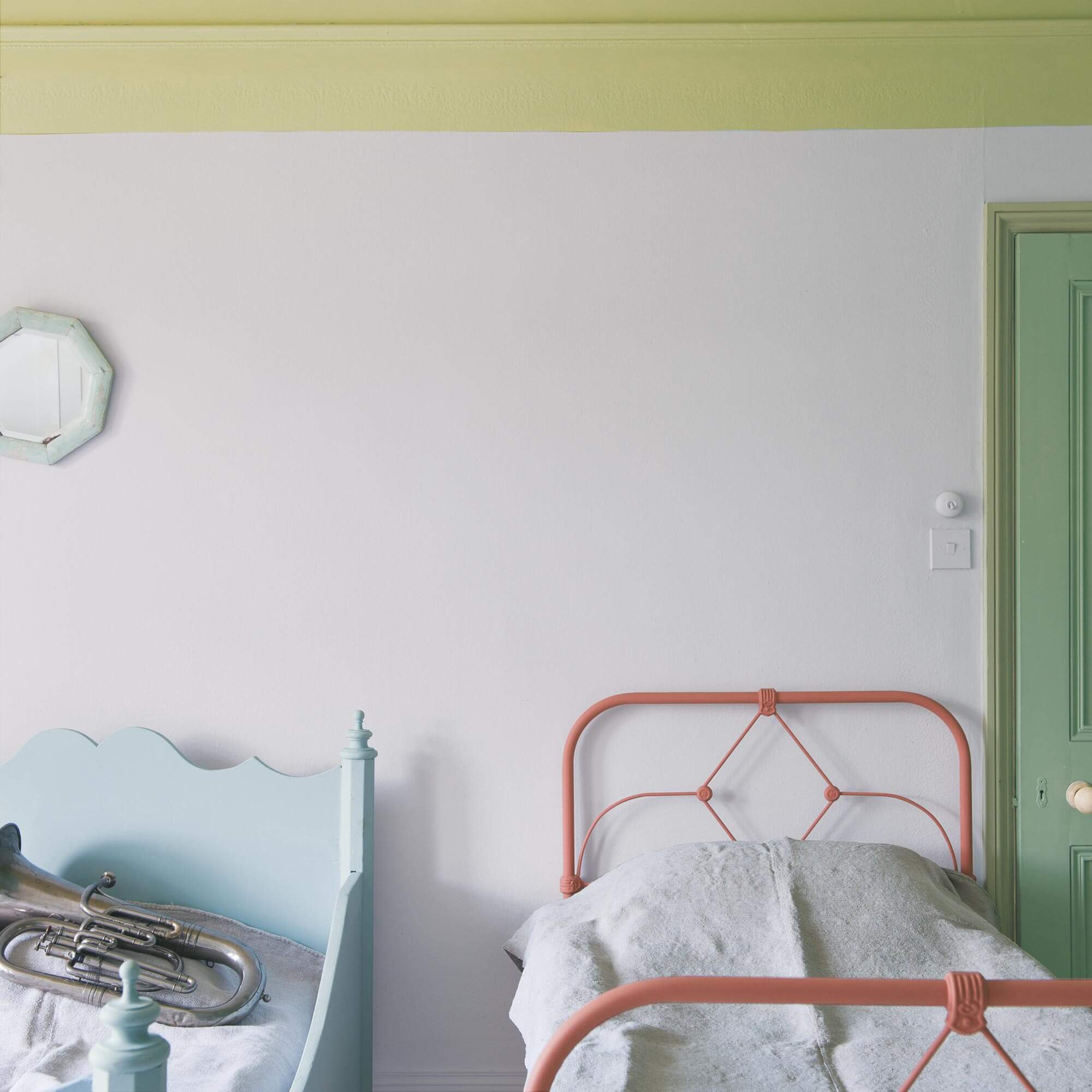 farrow & ball calluna 270 im schlafzimmer