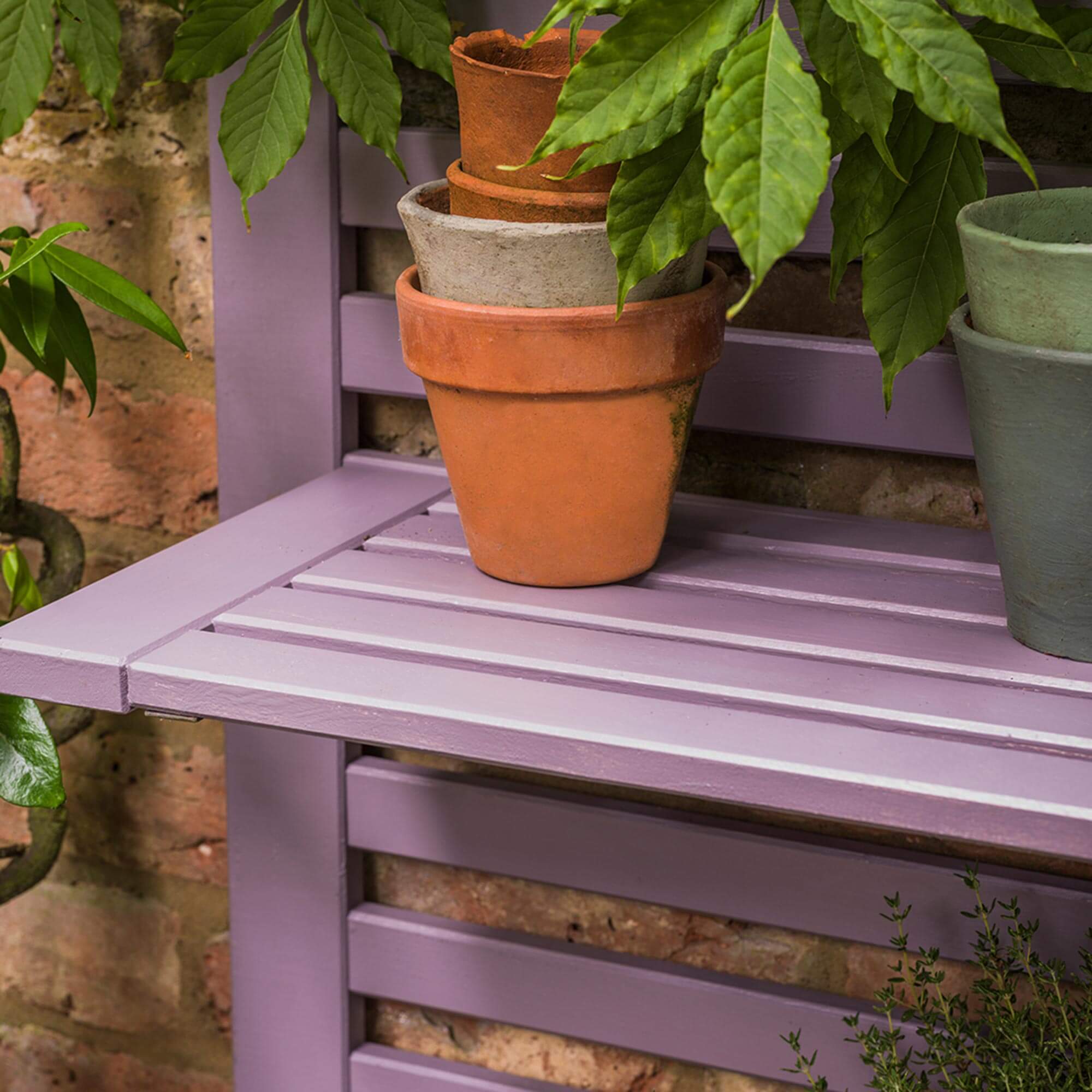 farrow & ball brassica 271 auf holzmöbeln im garten