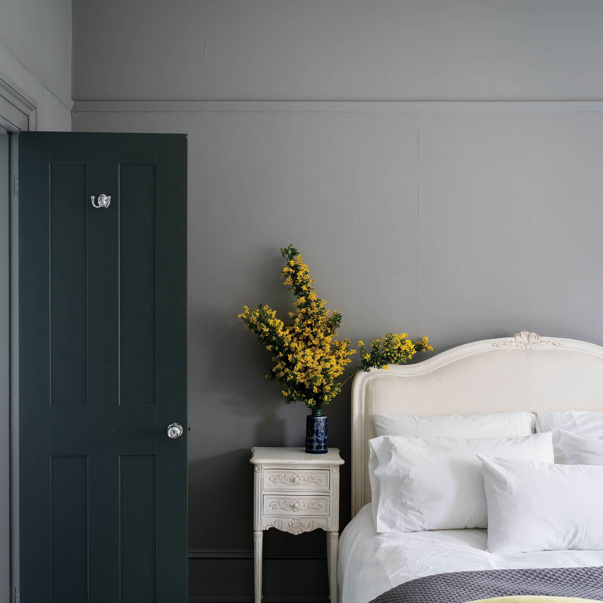 farrow & ball plummett 272 im schlafzimmer
