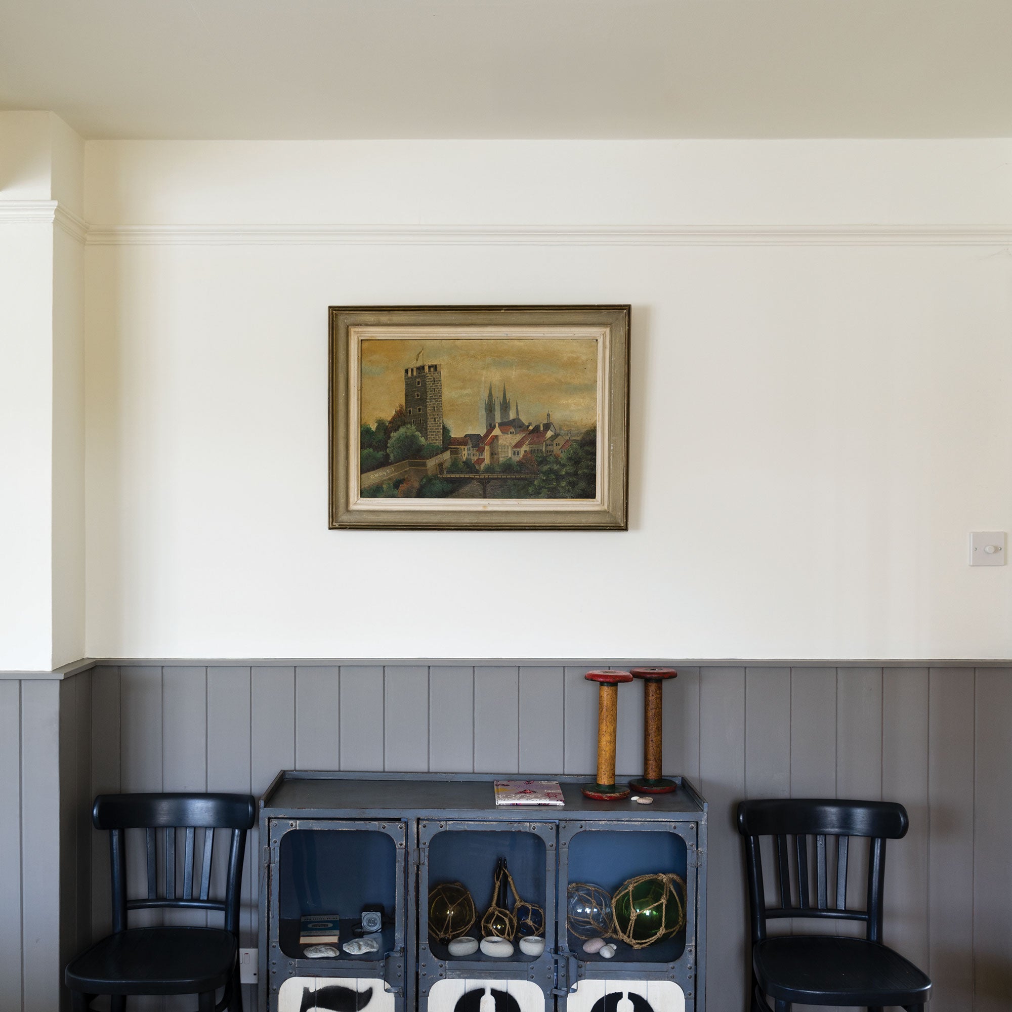 farrow & ball ammonite 274 in kombination mit dunkler holzverkleidung