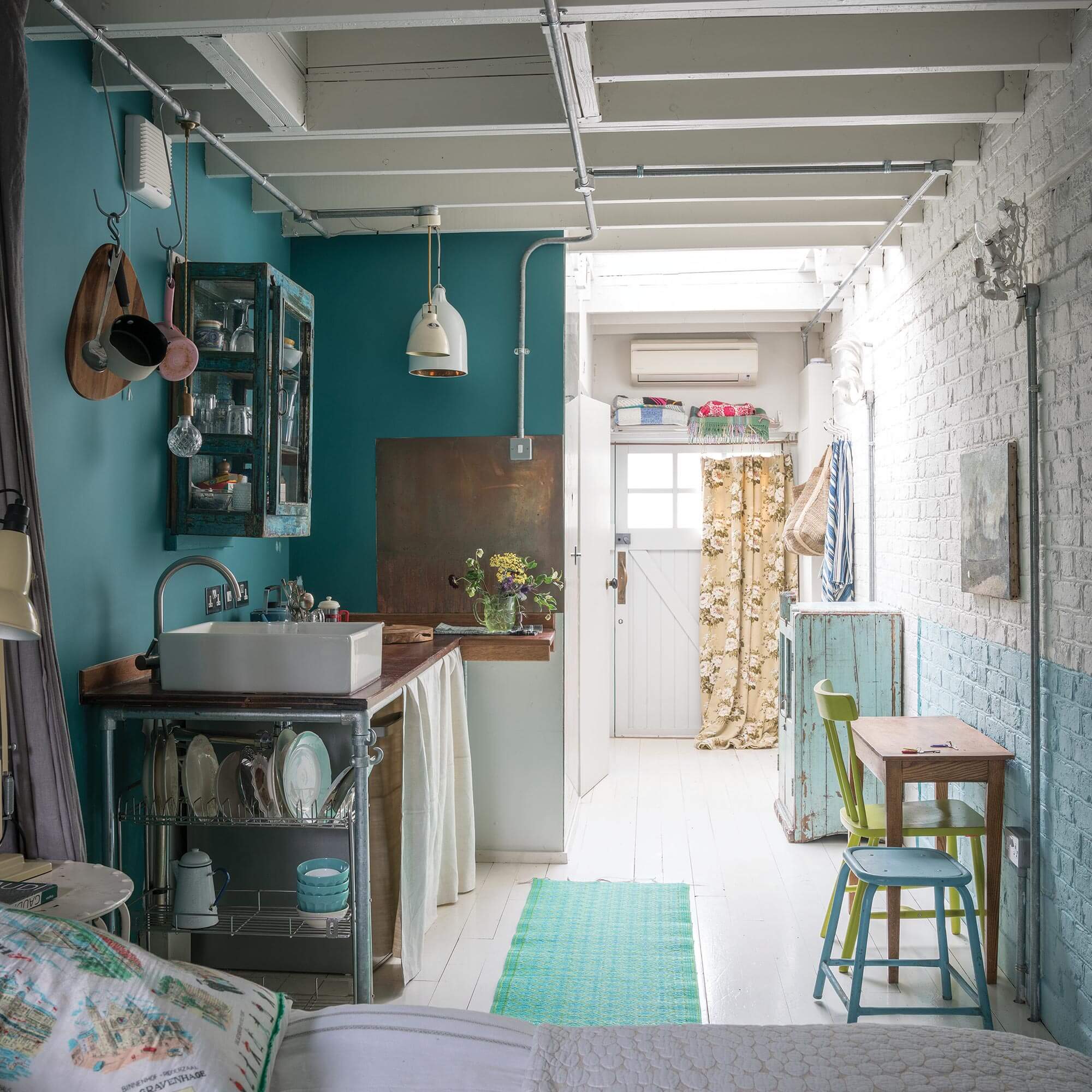 farrow & ball vardo 288 als wandfarbe im gartenhaus