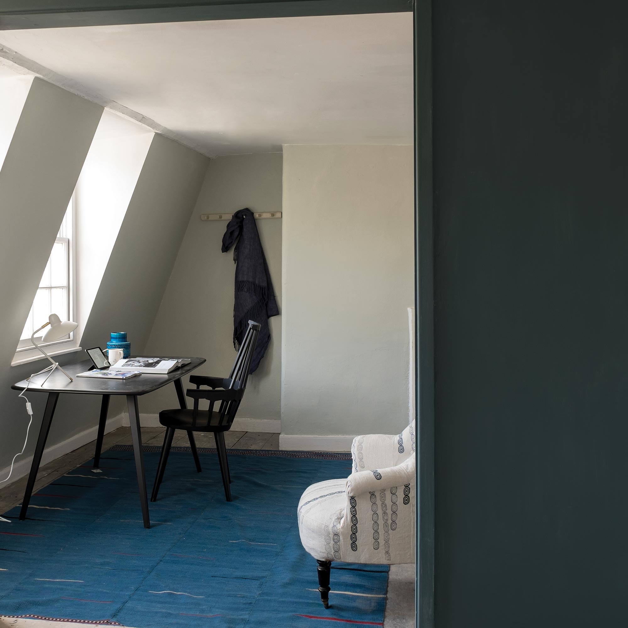 farrow & ball inchyra blue 289 als wandfarbe im arbeitszimmer