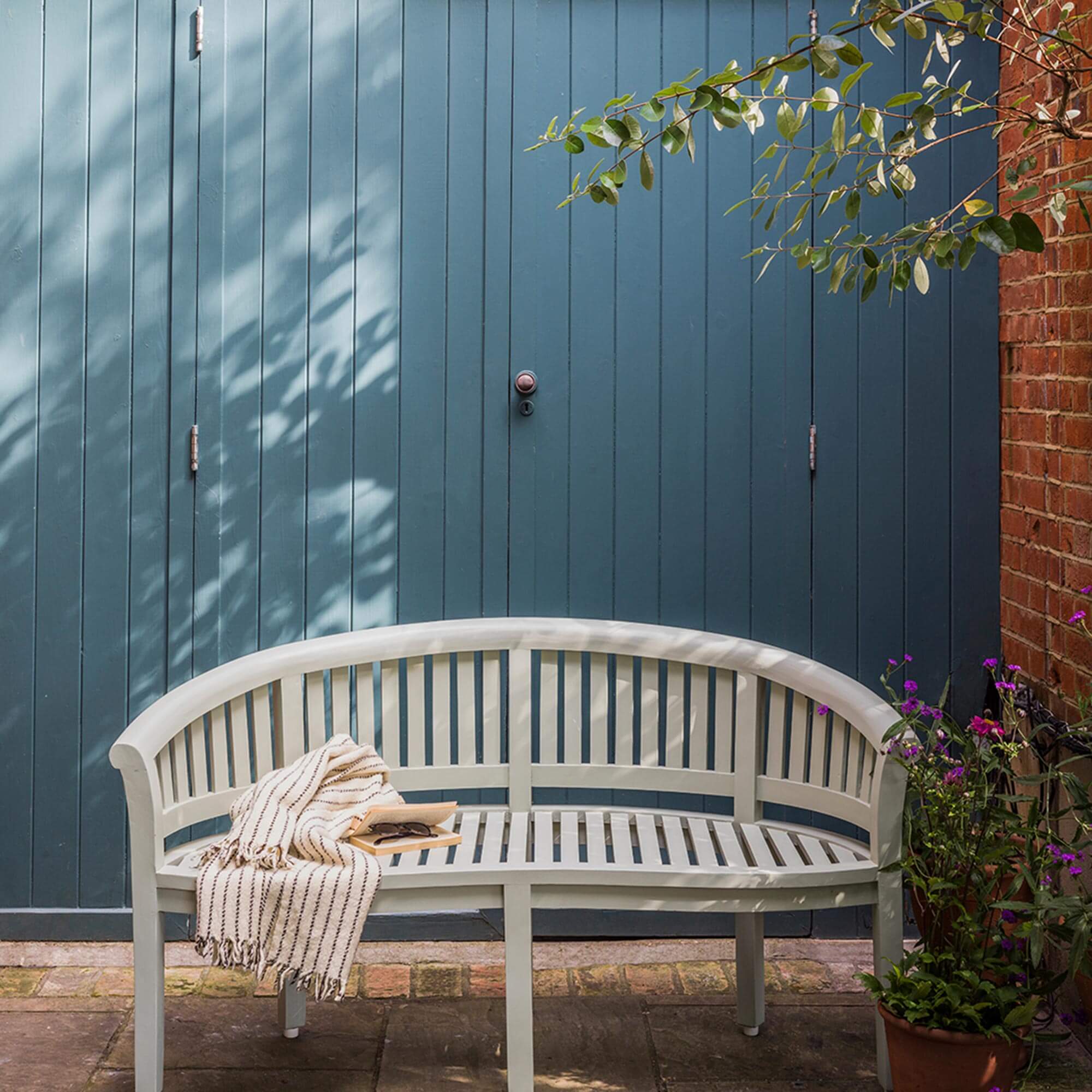 farrow & ball inchyra blue 289 als farbe für holzfassaden im garten