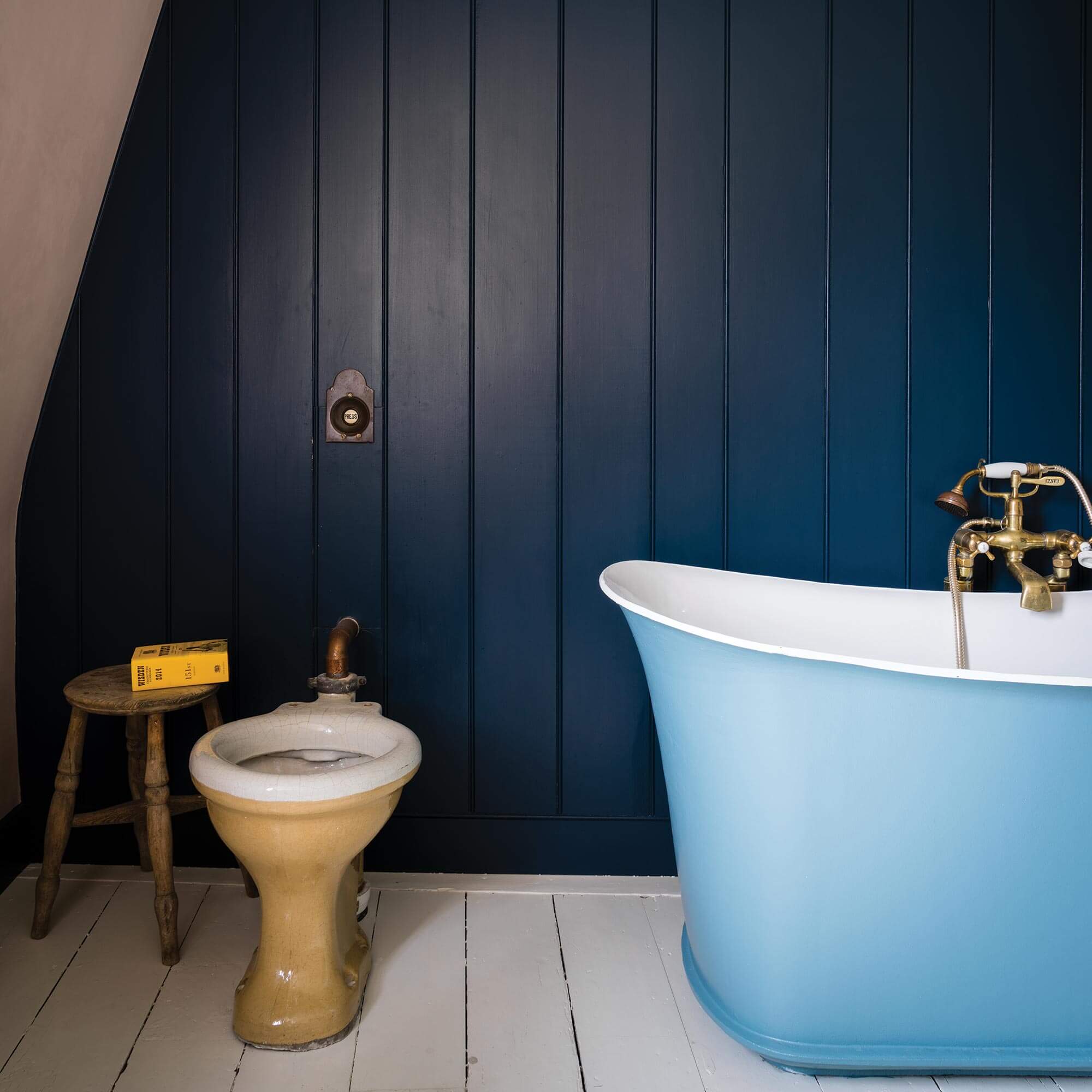 farrow & ball hague blue 30 als wandfarbe im badezimmer