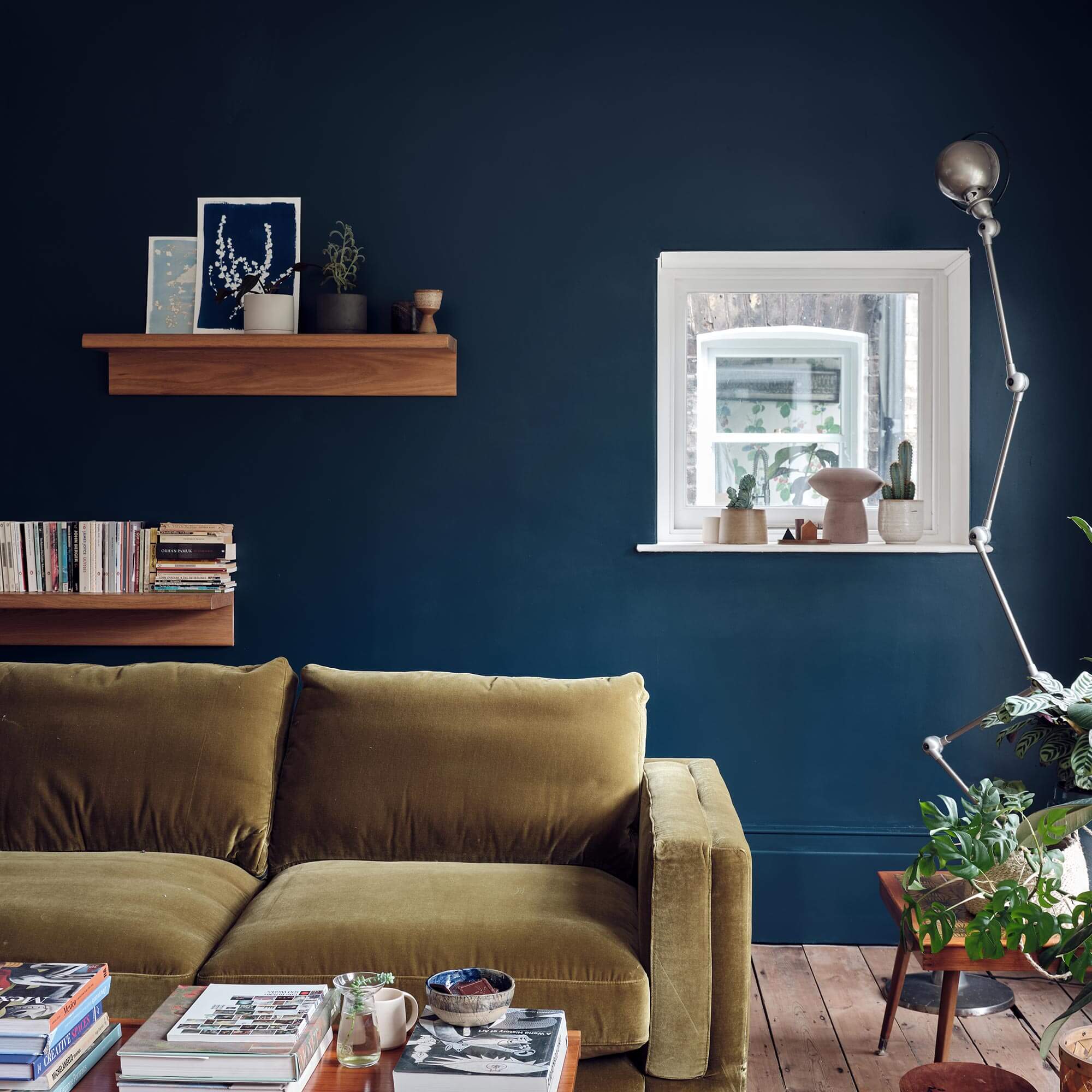 farrow & ball hague blue 30 als wandfarbe im wohnzimmer