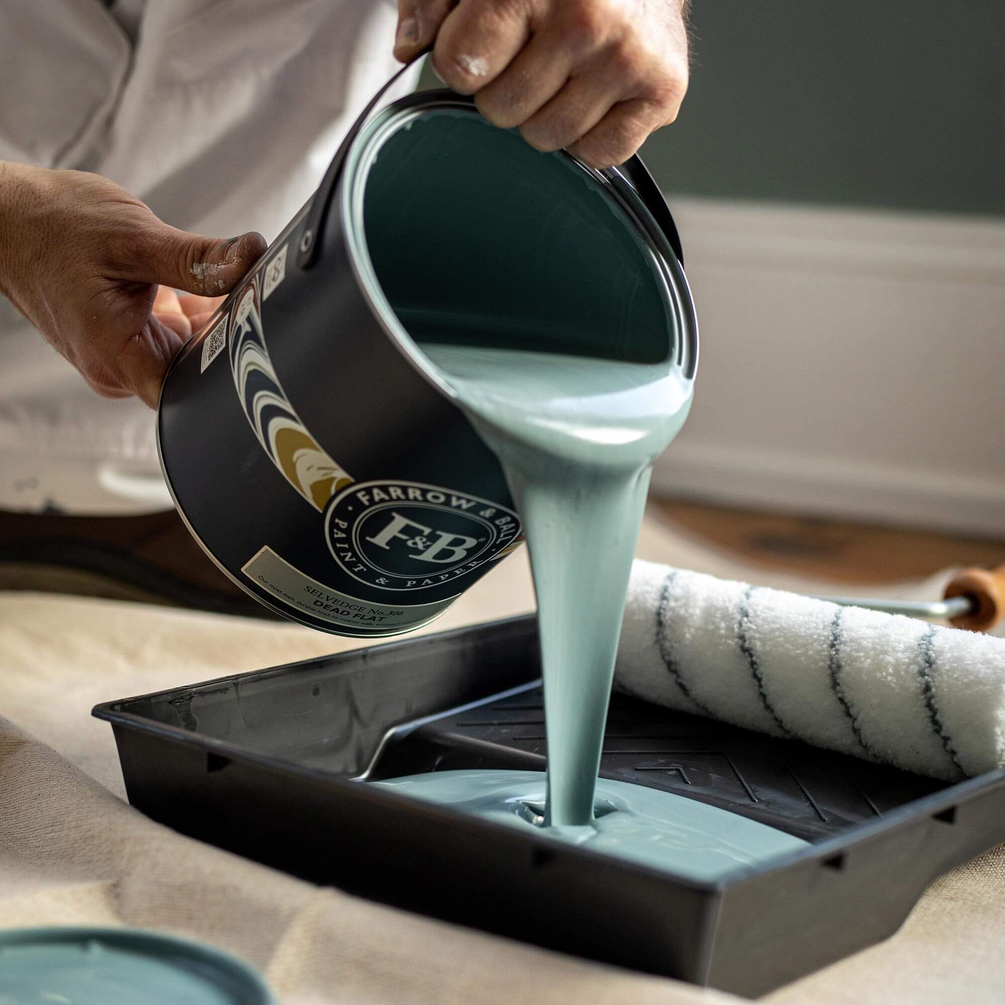 farrow & ball selvedge 306  wandfarbe wird aus dem eimer gegossen
