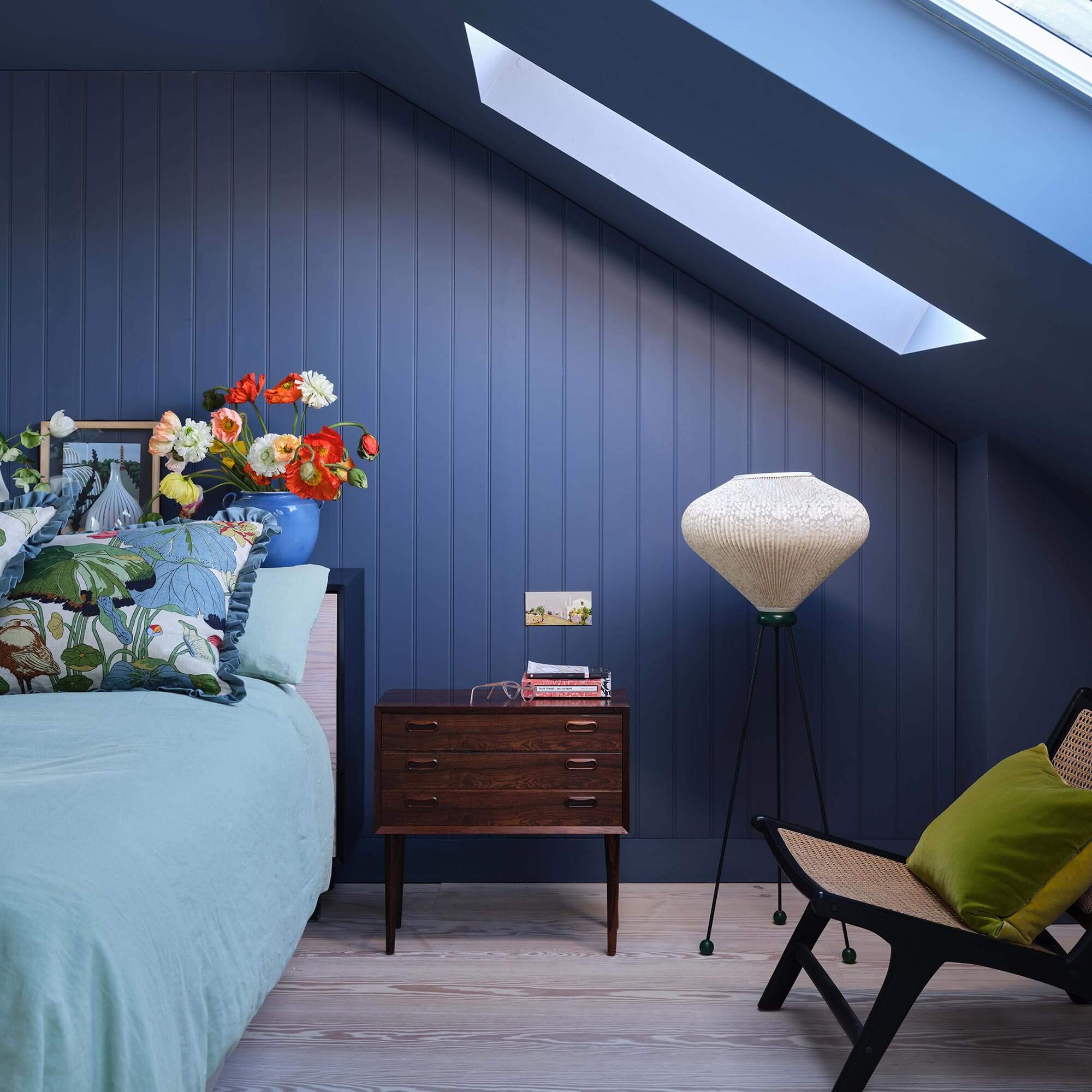 farrow & ball wine dark 308 als wandfarbe im schlafzimmer