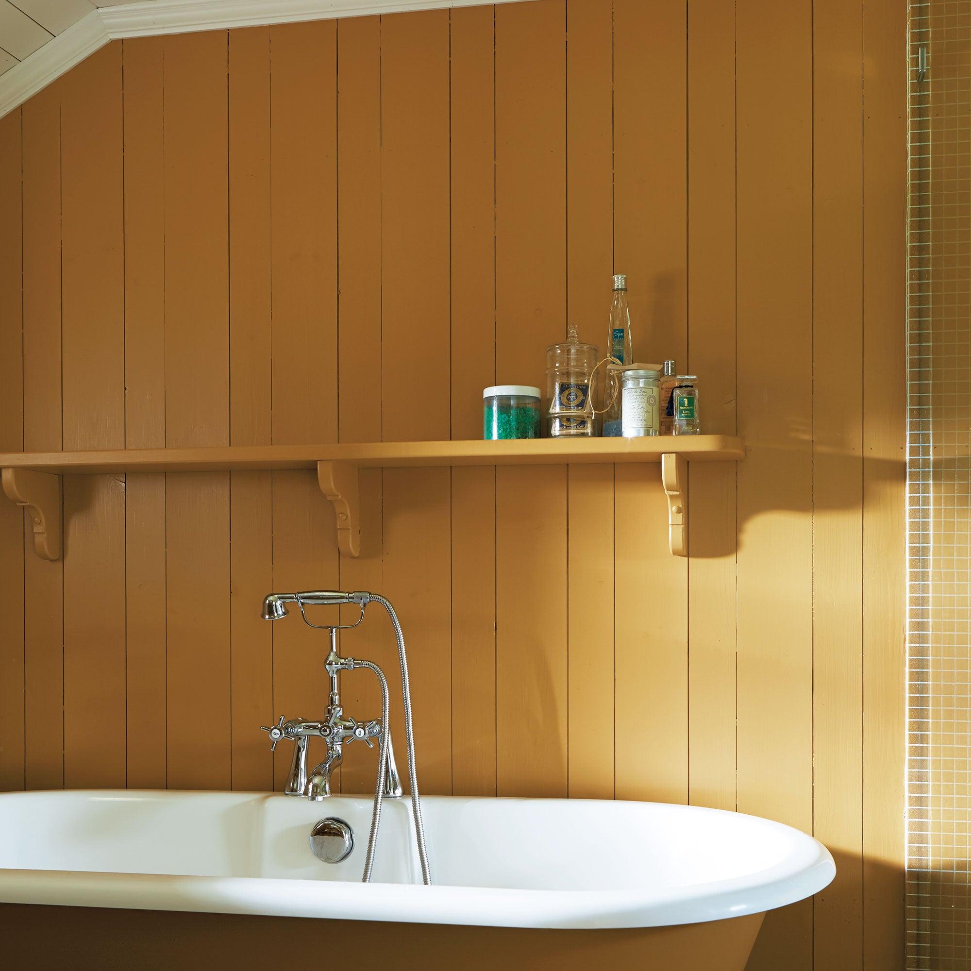 farrow & ball india yellow 66 als wandfarbe im badezimmer