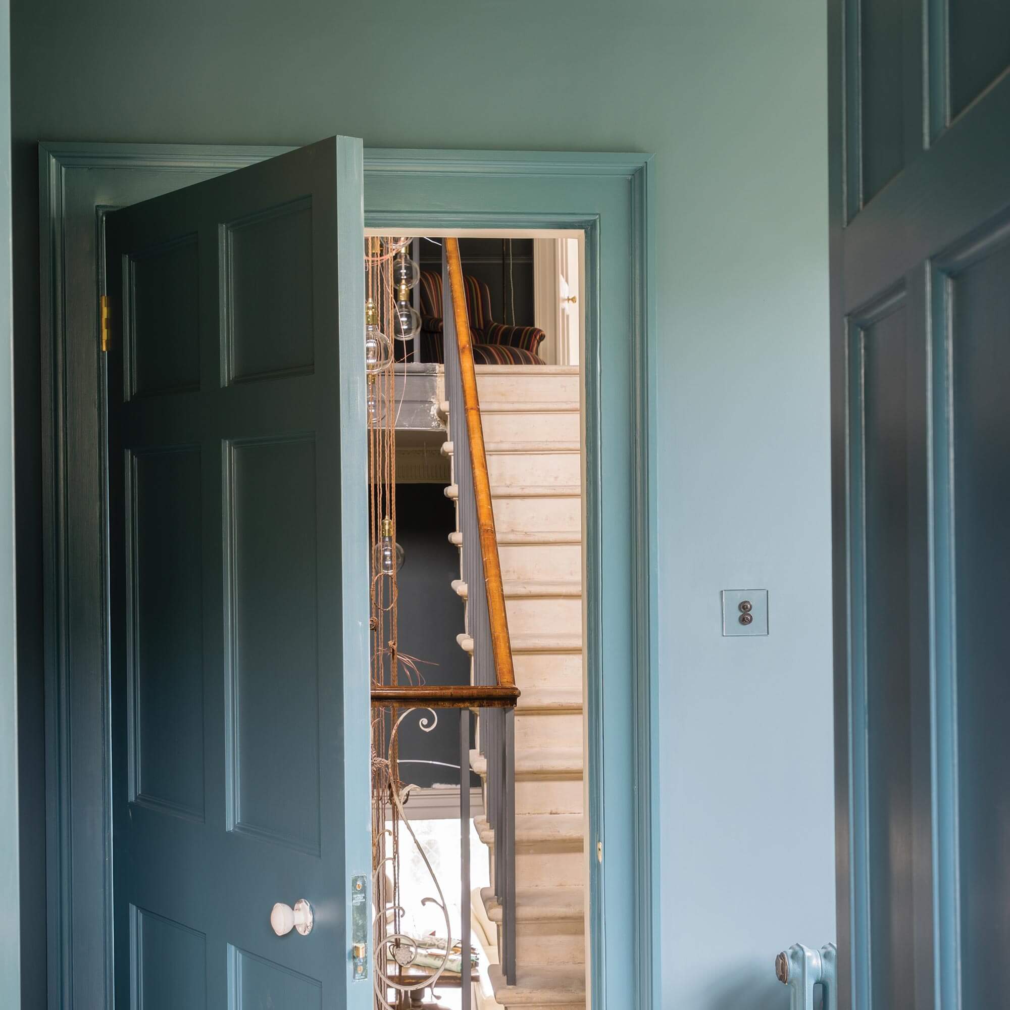 farrow & ball oval room blue 85 als wandfarbe im eingangsbereich