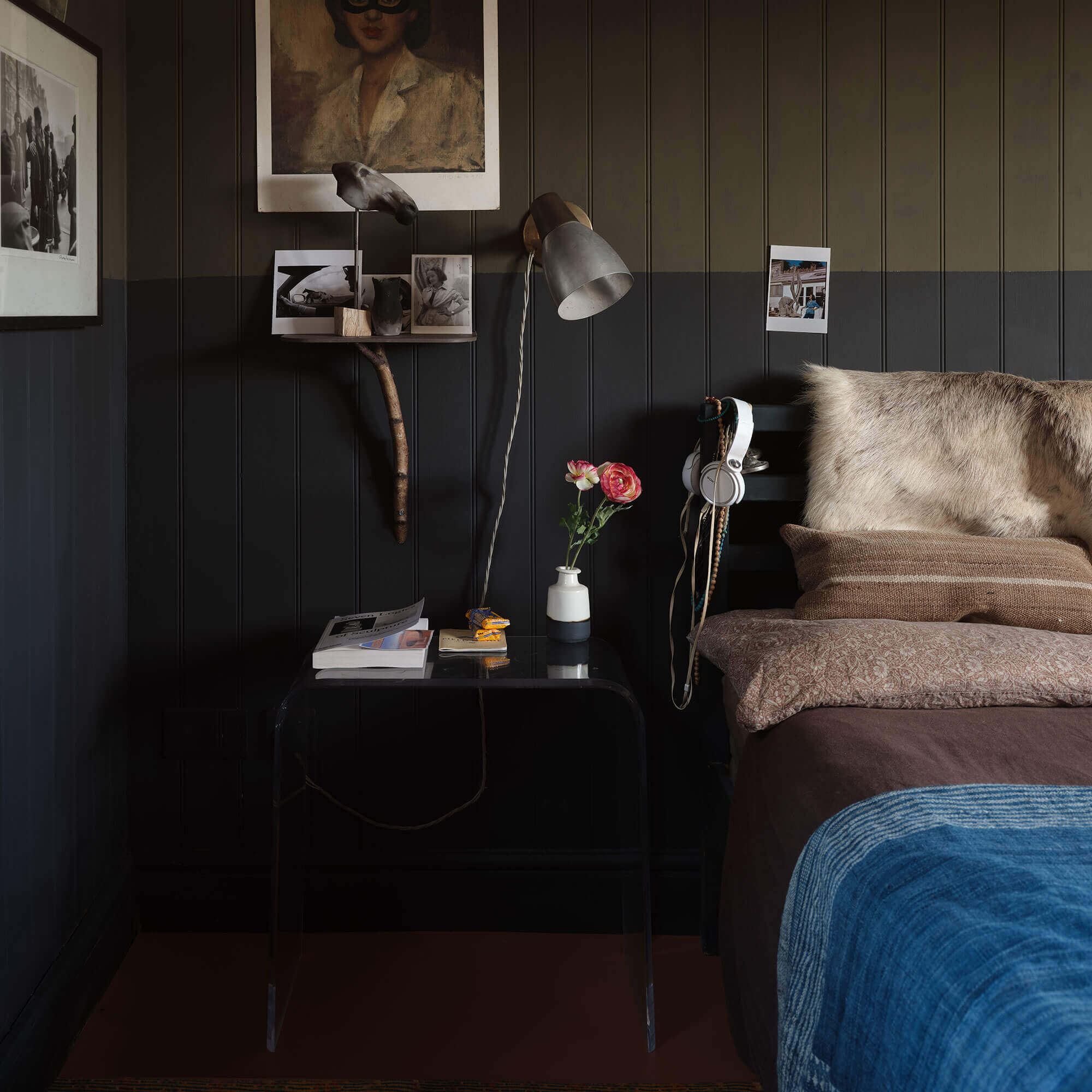 farrow & ball liquorice cb10 im schlafzimmer