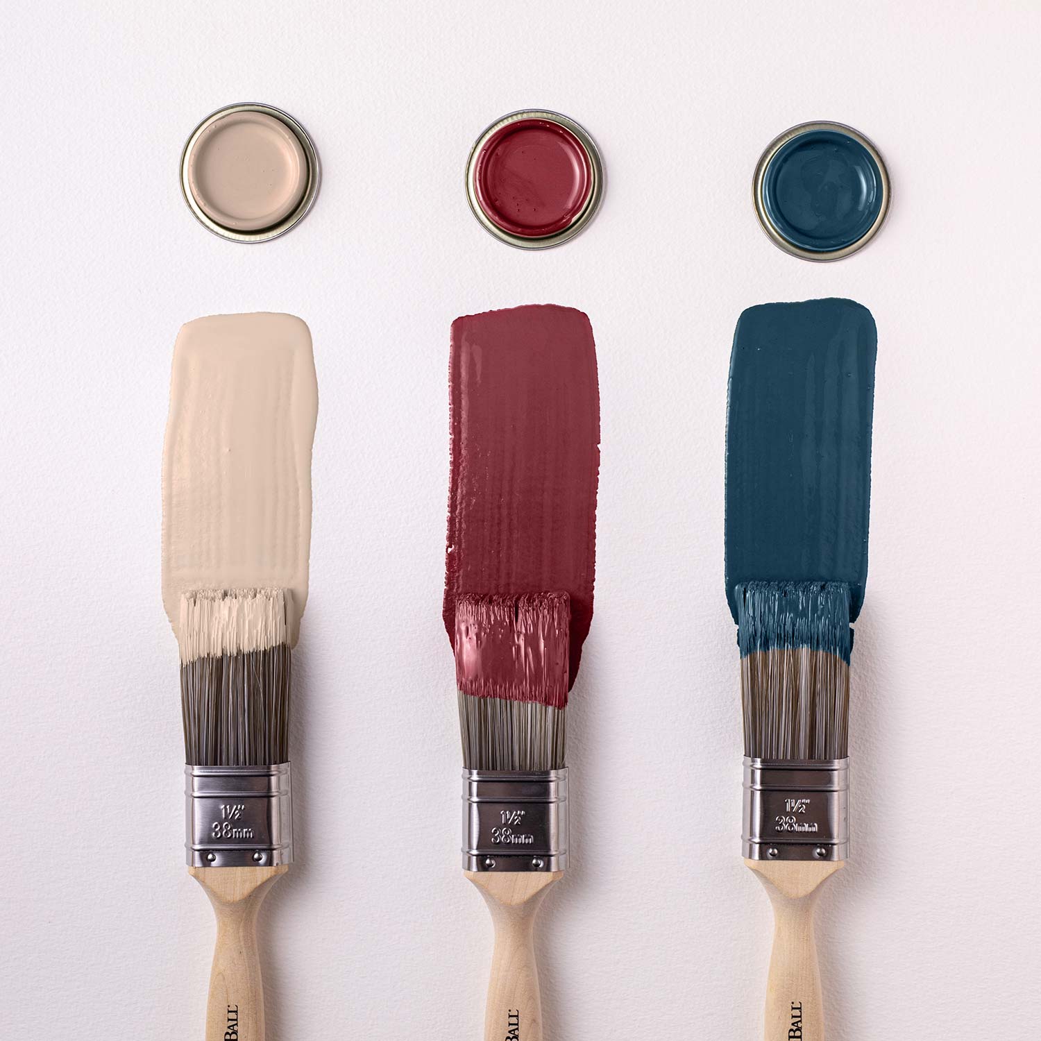 3 Pinsel mit Farbproben von verschiedenen Farrow & Ball Wandfarben