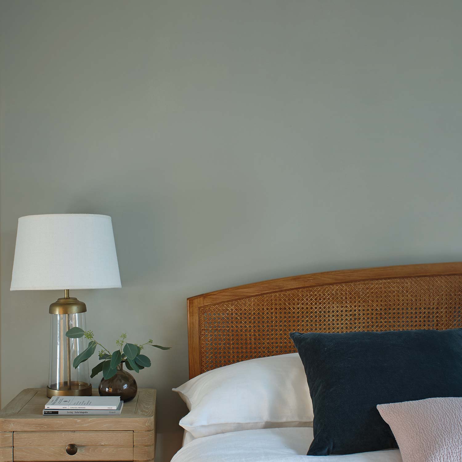 Schlafzimmer gestrichen mit beruhigender Farrow & Ball Farbe