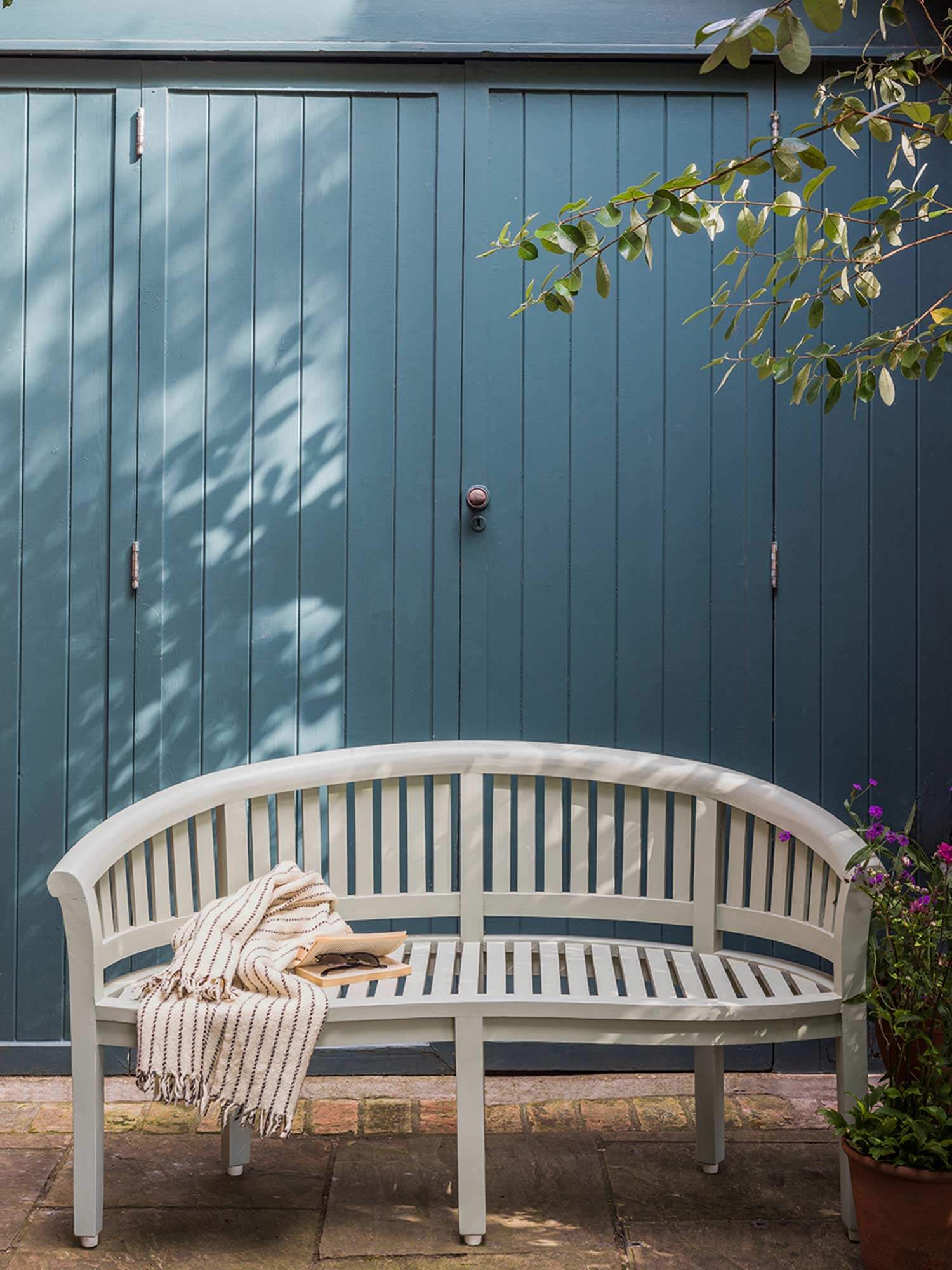 Garten mit Inchyra Blue No. 289 auf der Holzverkleidung und Blue Gray No. 91 auf der Gartenbank von Farrow und Ball.