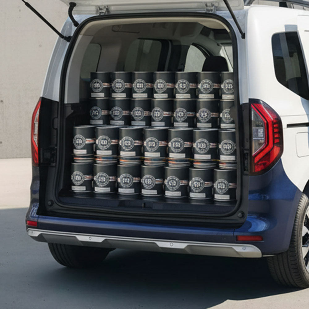 Ein Lieferwagen mit verschiedenen Farrow und Ball Farbeimer